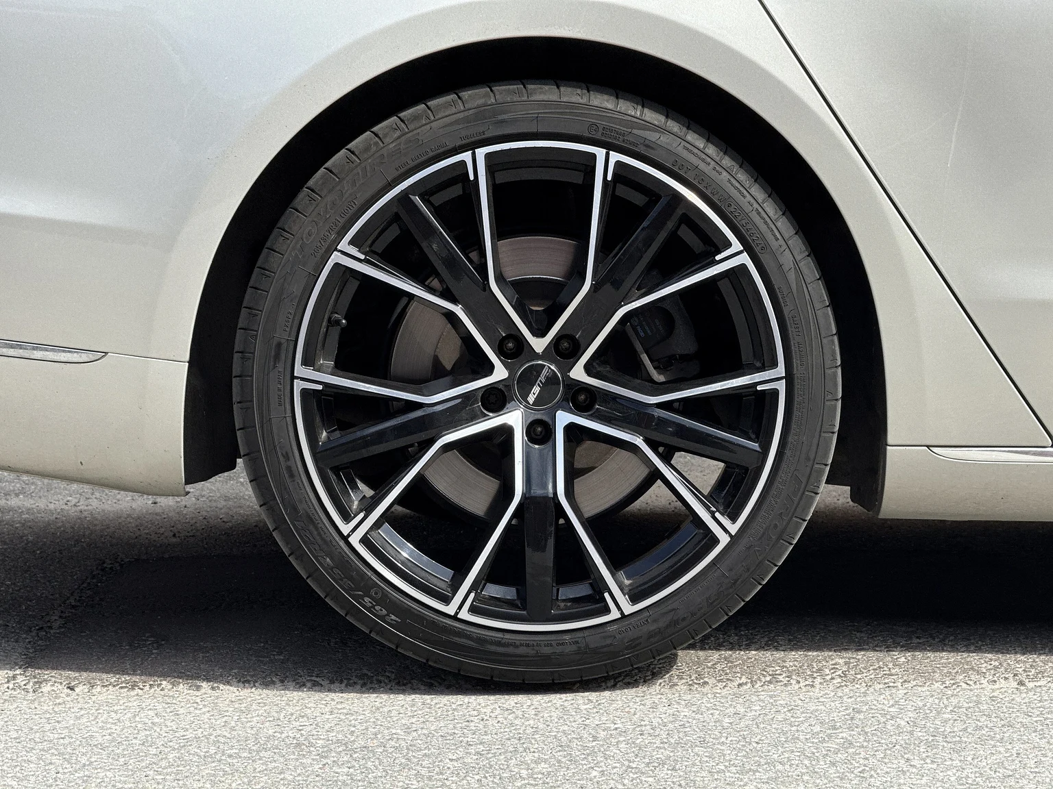 Exterior image of 2014 Audi A8 4.0 TFSI (71)