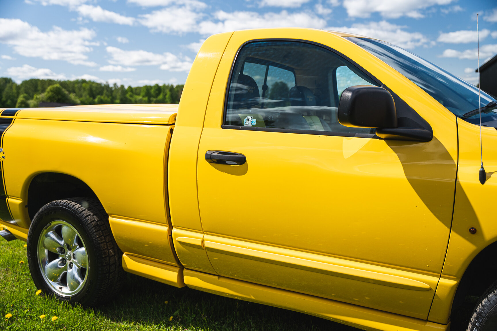 Exteriörbild på 2005 Dodge Ram 1500 Bumble Bee