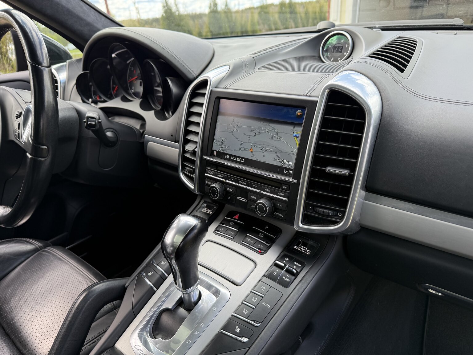 Interior image of 2013 Porsche Cayenne GTS