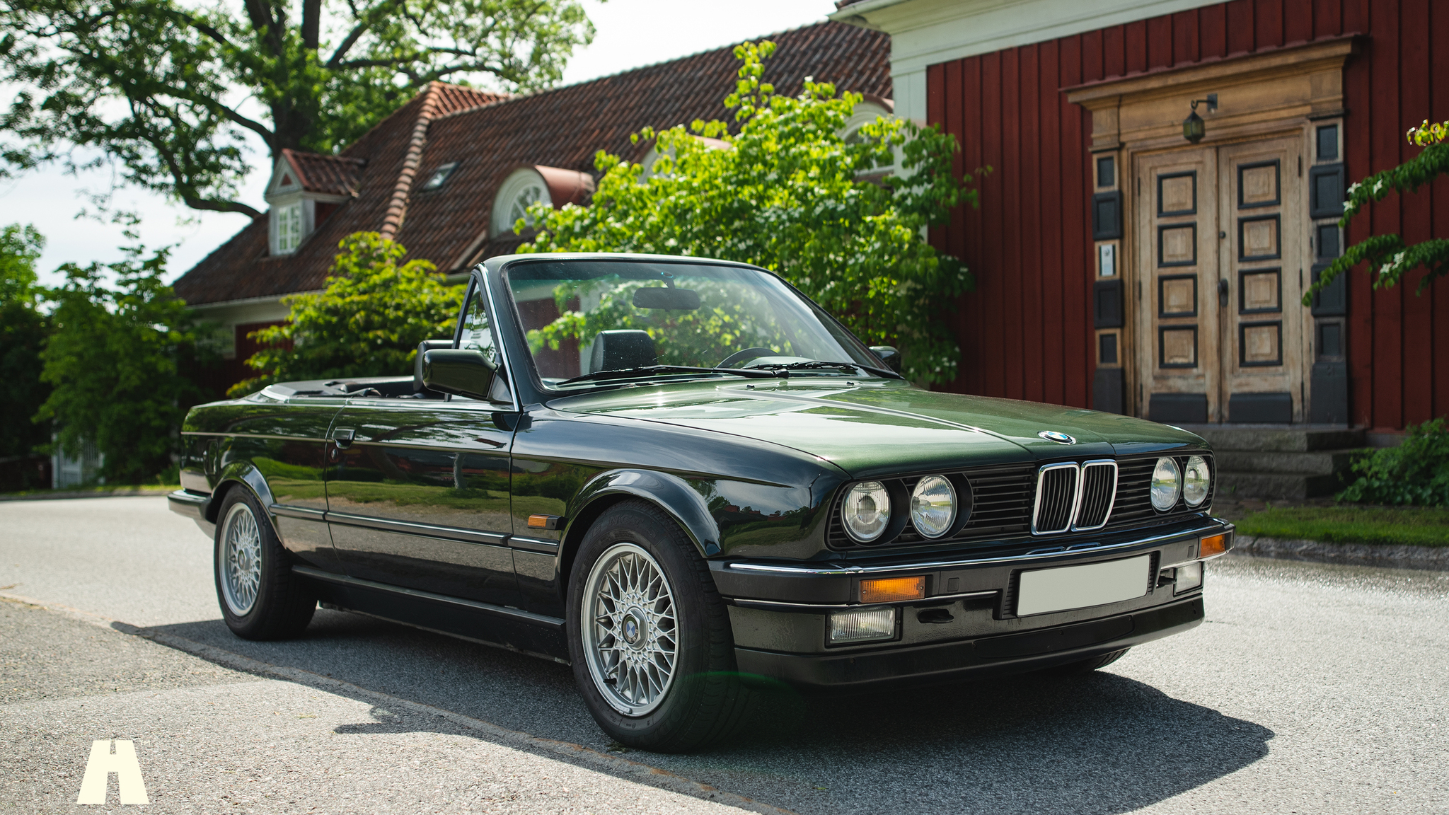 Exterior image of 1990 BMW 320i Cabrio