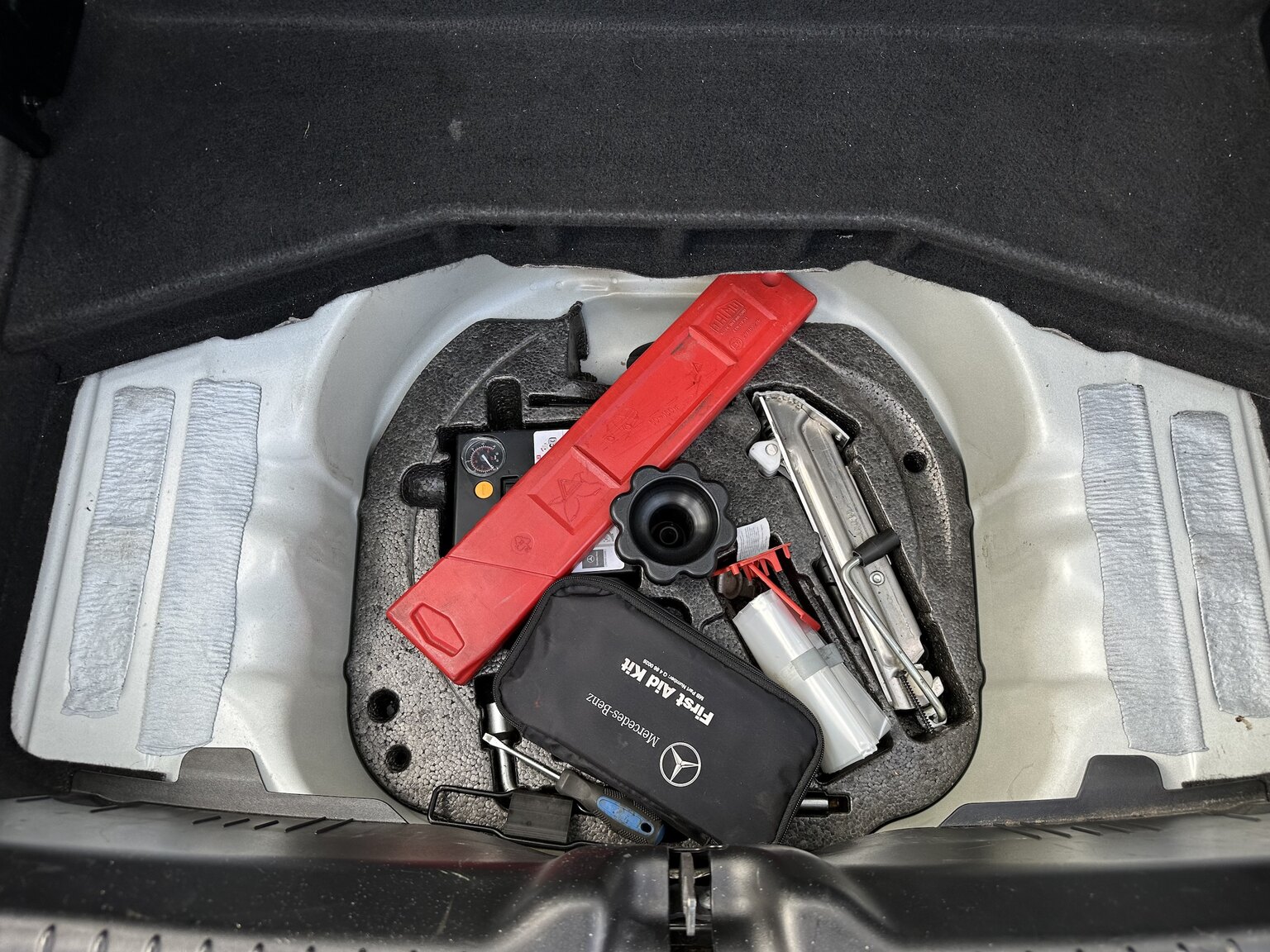 Innenraumfoto von 2012 Mercedes-Benz SLK 350