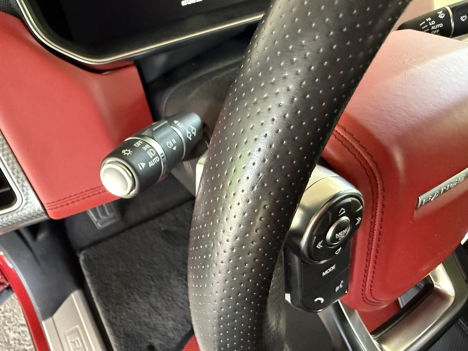 Interiörbild 2017 Range Rover Sport SVR (19)