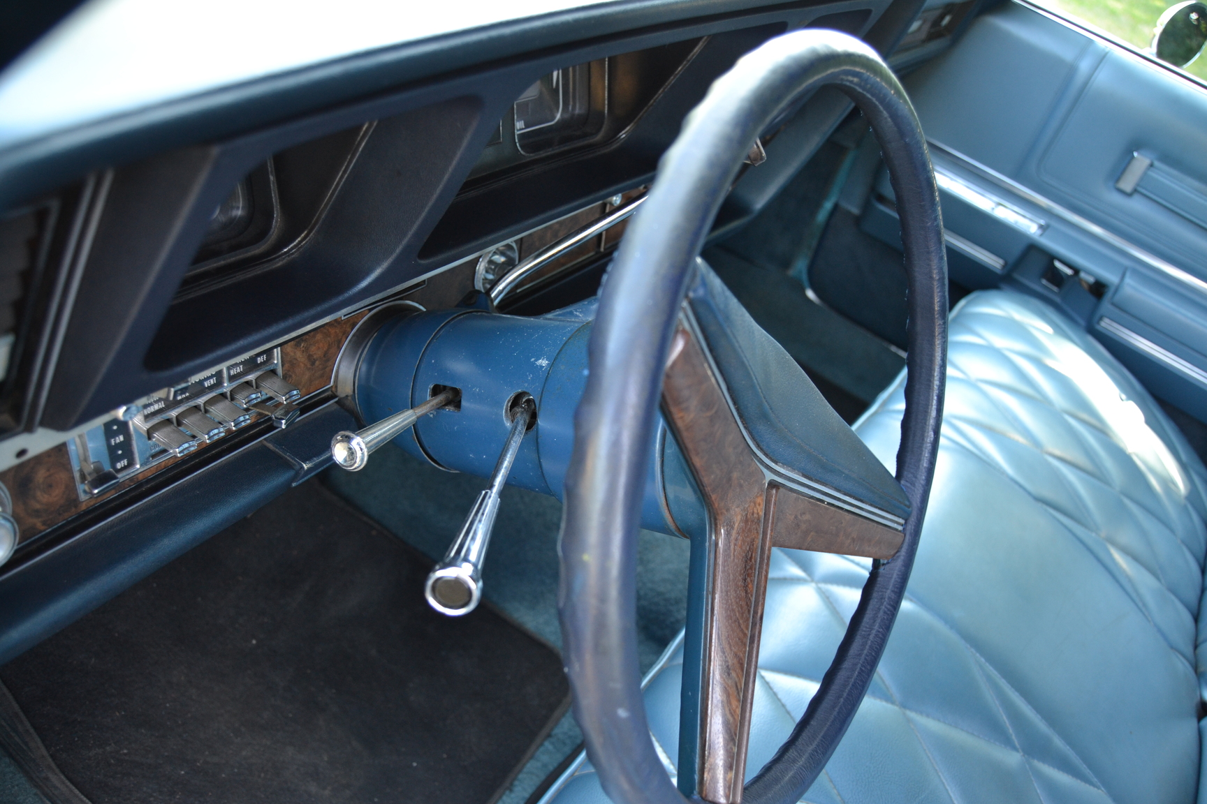 Interior image of 1970 Oldsmobile Ninety eight Convertible (15)