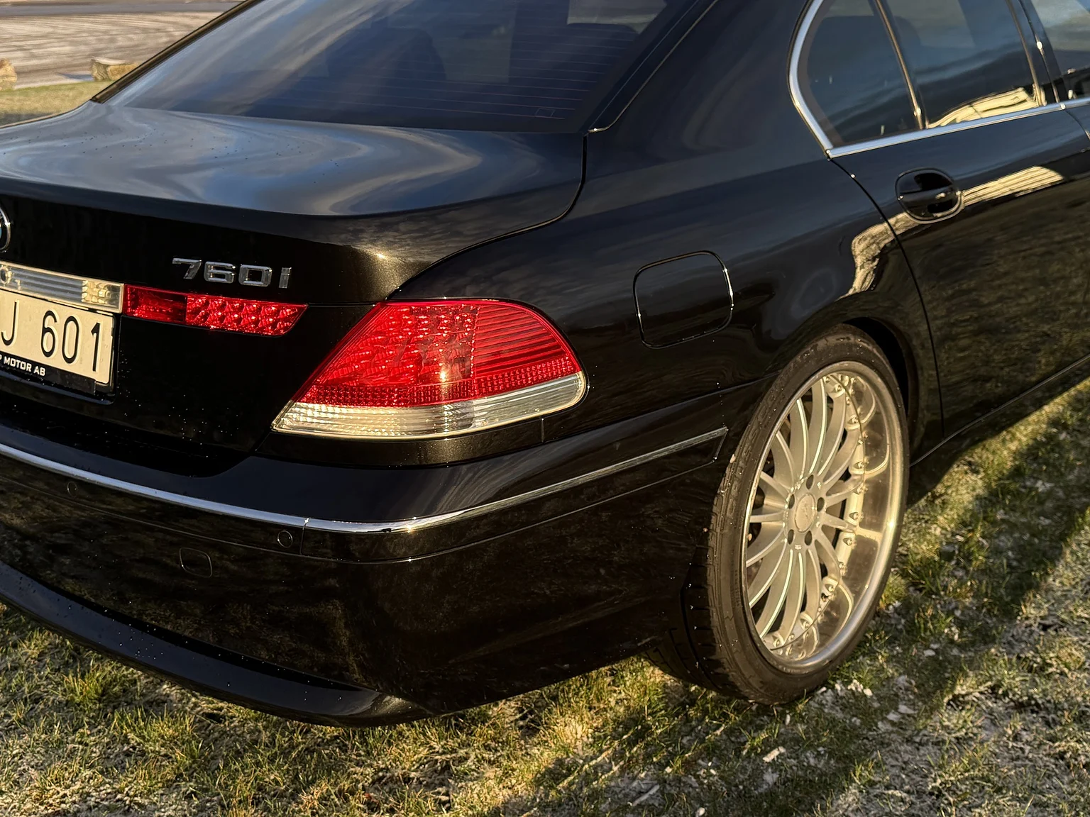 Exterior image of 2003 BMW 760i (20)