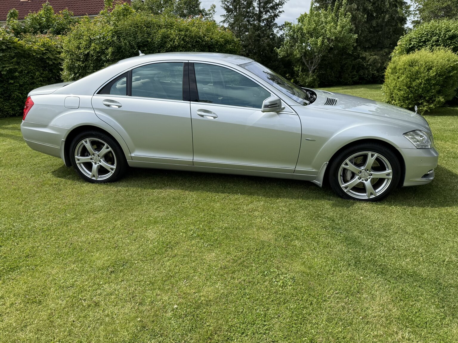 Exterior image of 2011 Mercedes-Benz S 500 4MATIC 