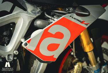 Exteriörbild på 2016 Aprilia Tuono V4 Factory