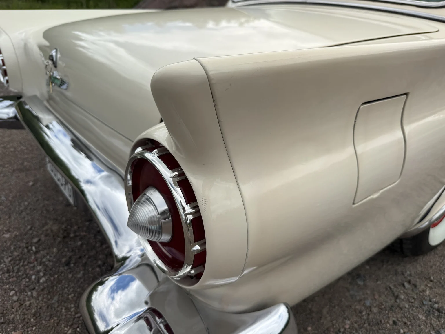 Exteriörbild på 1957 Ford Thunderbird (57)
