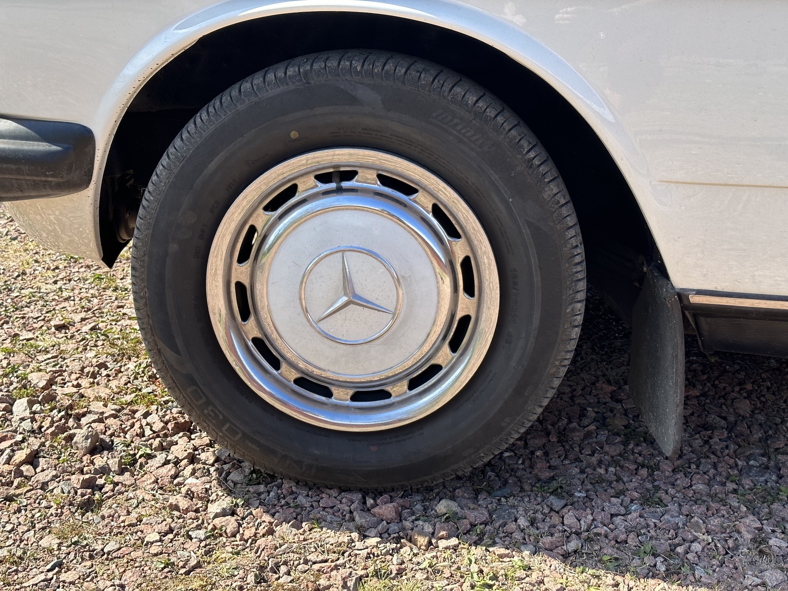 Exterior image of 1985 Mercedes-Benz 200