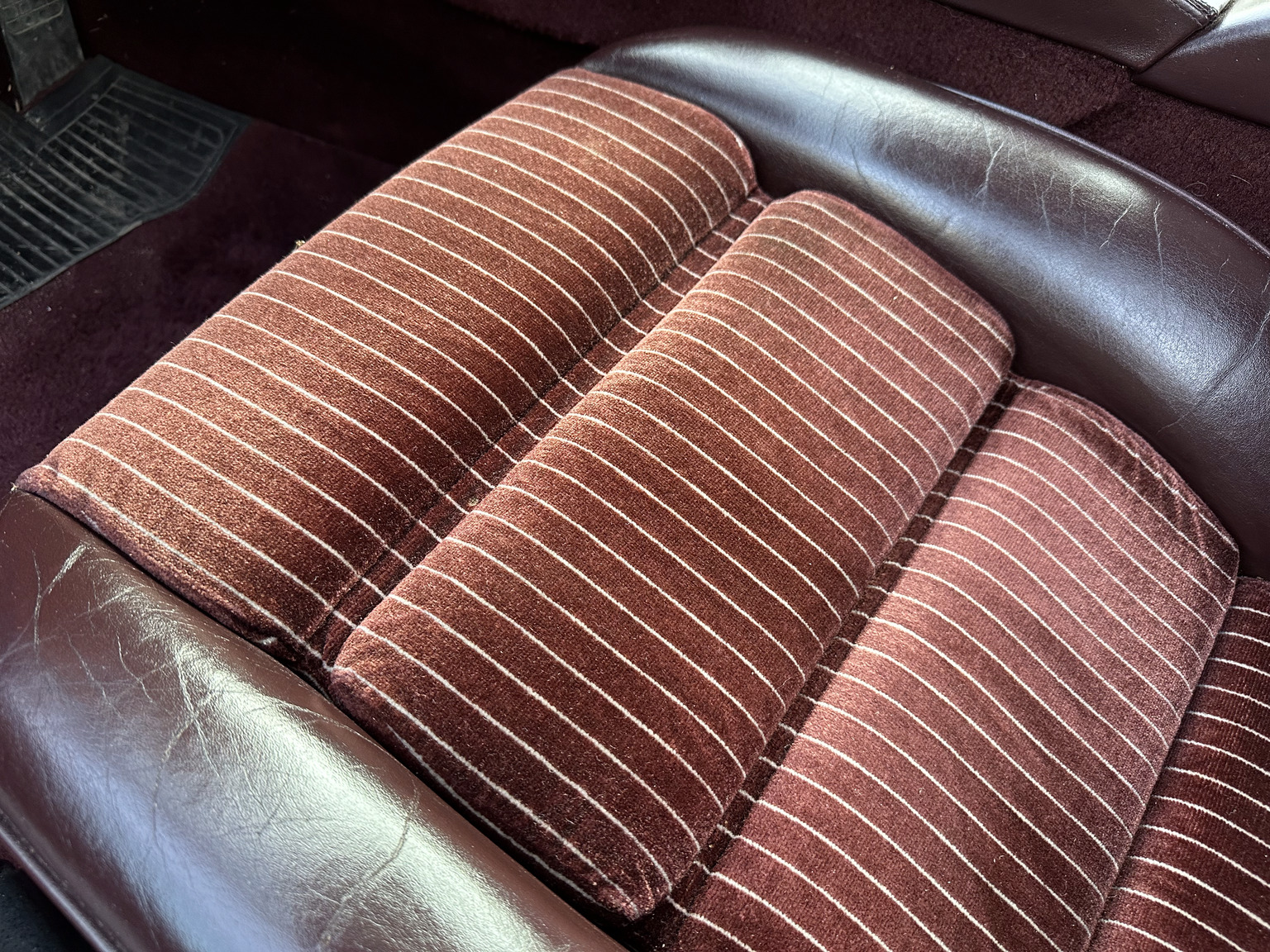 Interior image of 1985 Porsche 928 (10)