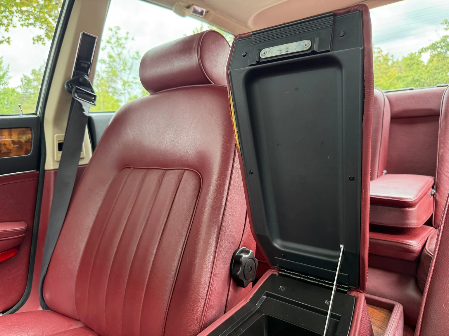 Interior image of 1988 Daimler Six (33)