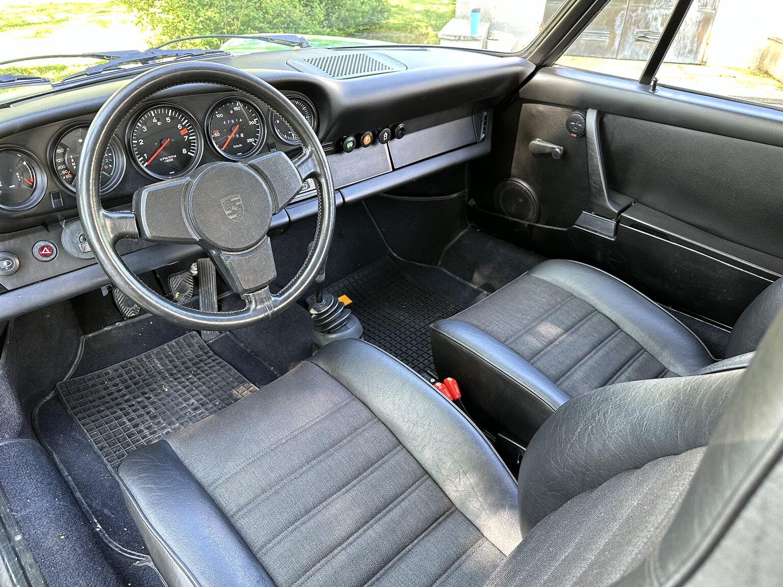 Interior image of 1975 Porsche 911