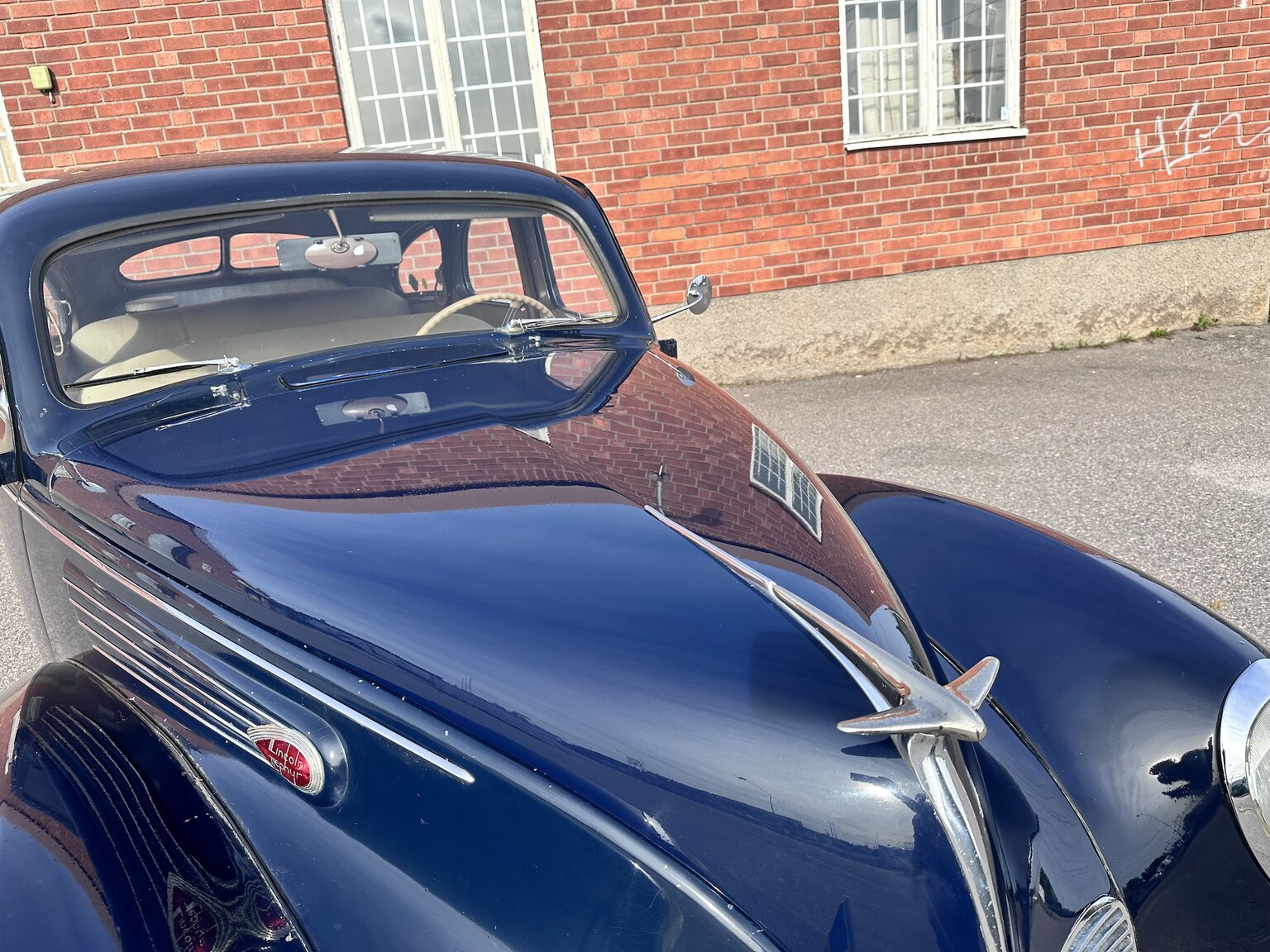 Exterior image of 1938 Lincoln Zephyr Sedan V12