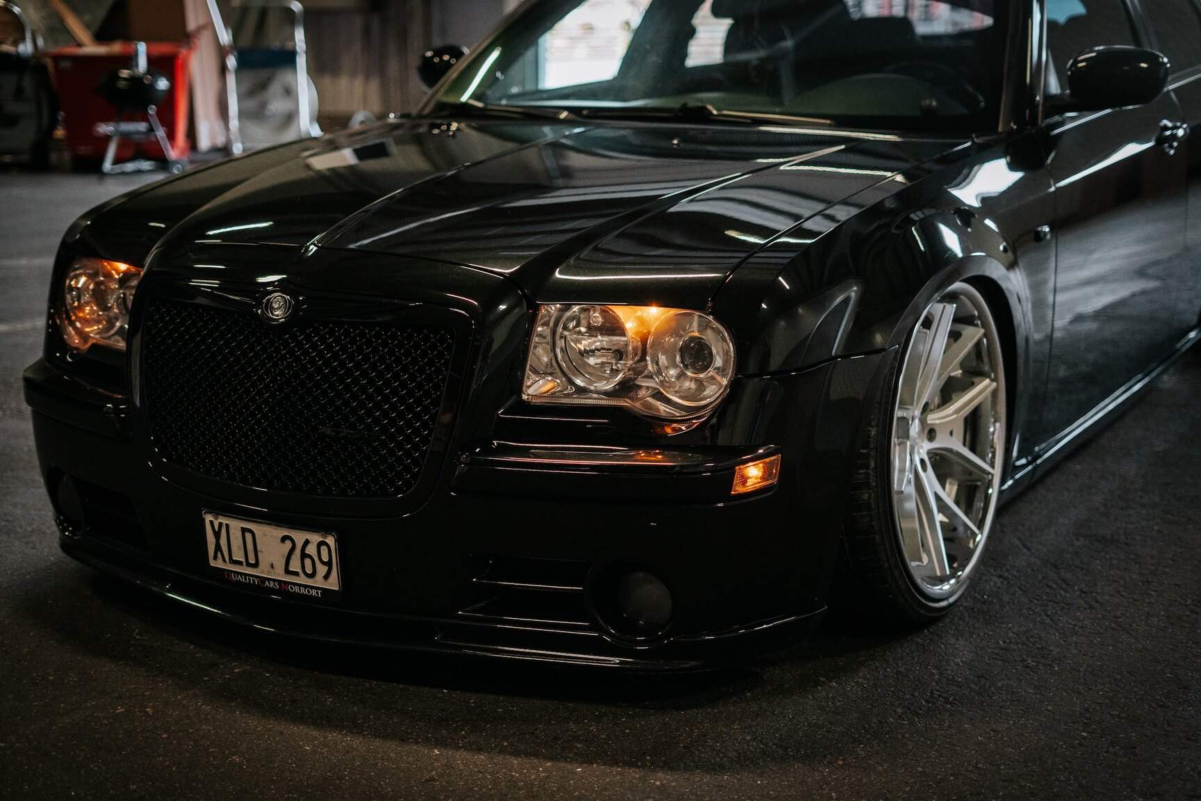 Exterior image of 2006 Chrysler 300C SRT-8 (33)