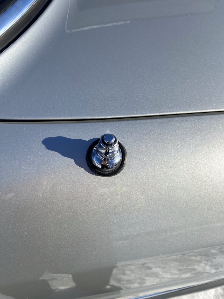 Exterior image of 1988 Mercedes-Benz 300 SE