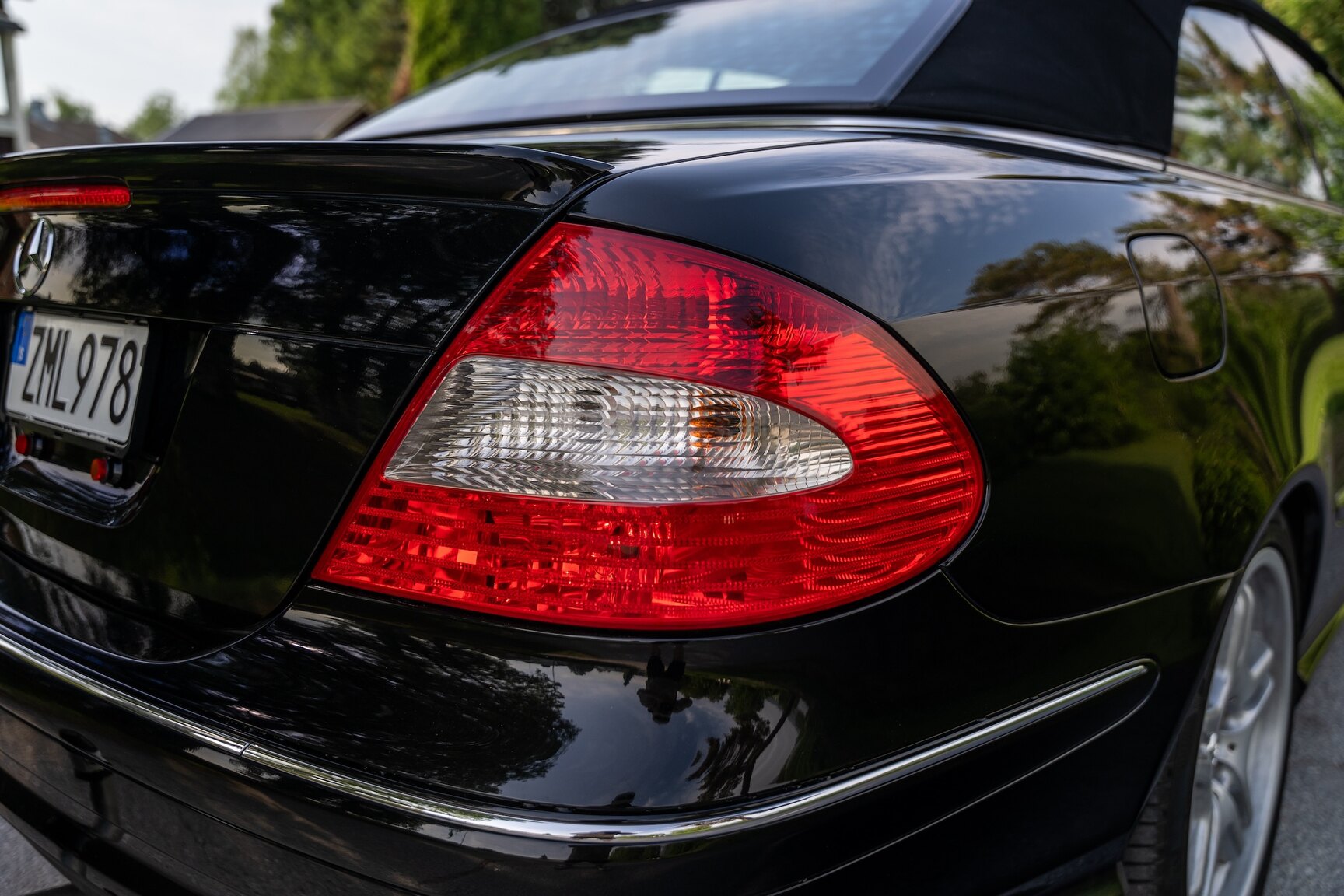Exterior image of 2009 Mercedes-Benz CLK 550