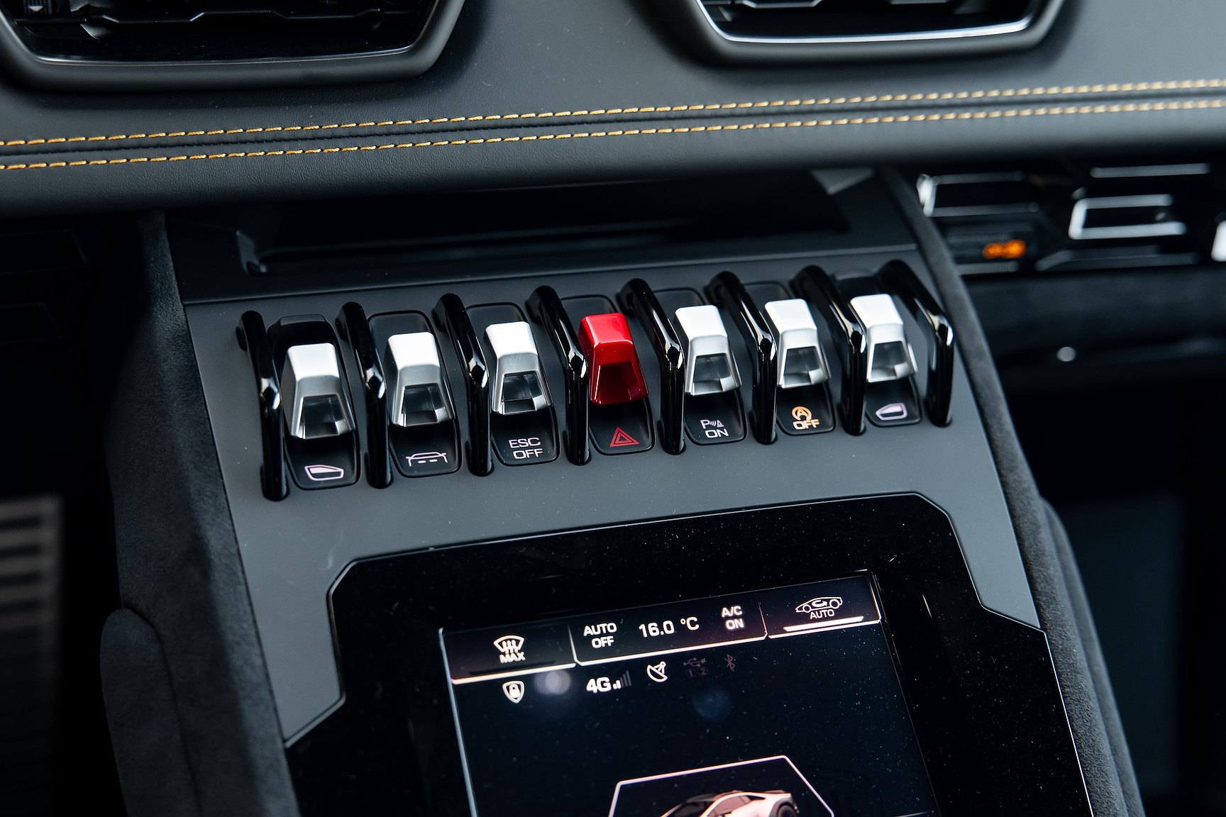 Innenraumfoto von 2023 Lamborghini Huracan Sterrato