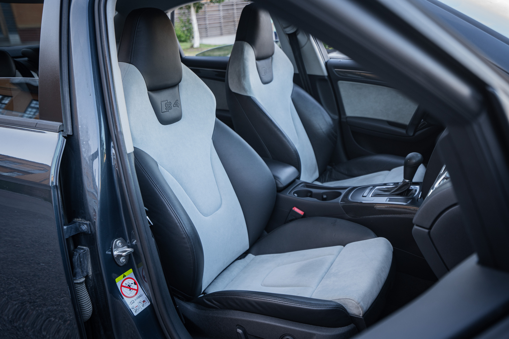 Interior image of 2011 Audi S4 (32)