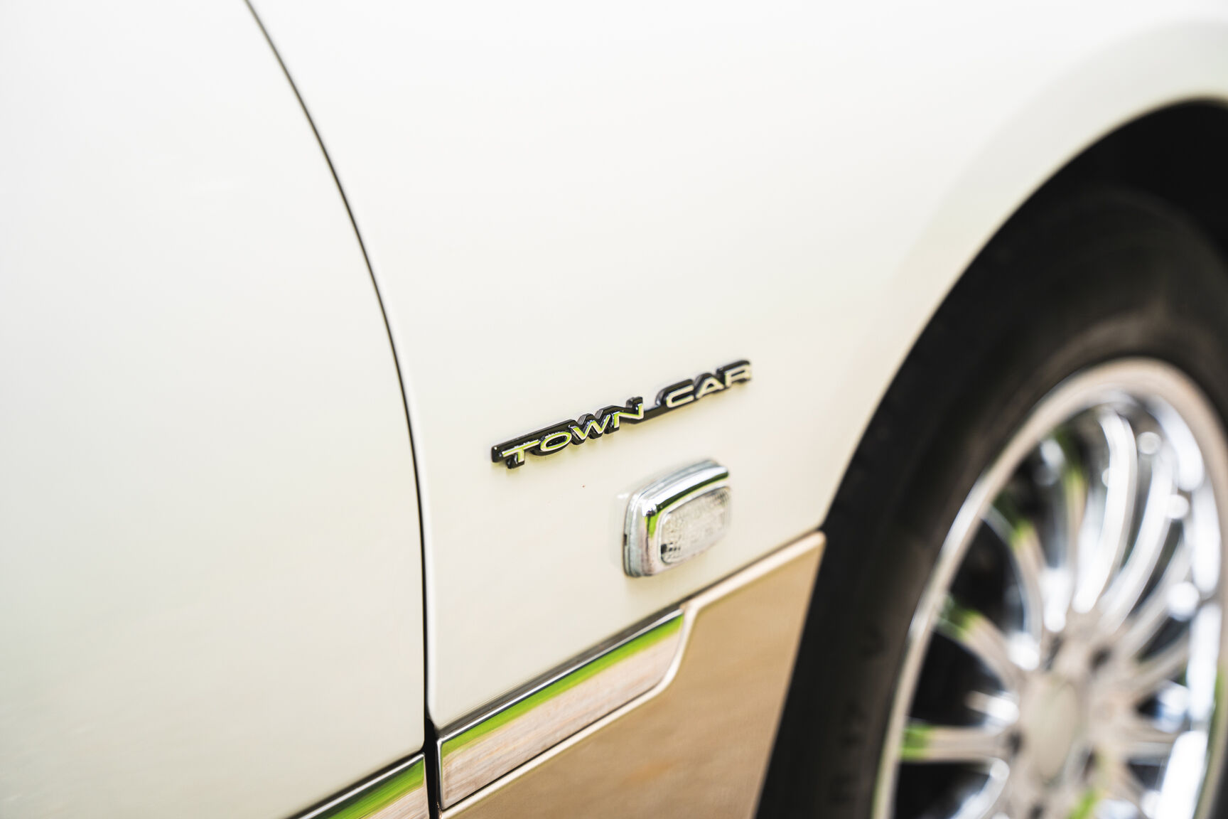 Exterior image of 2003 Lincoln Town Car
