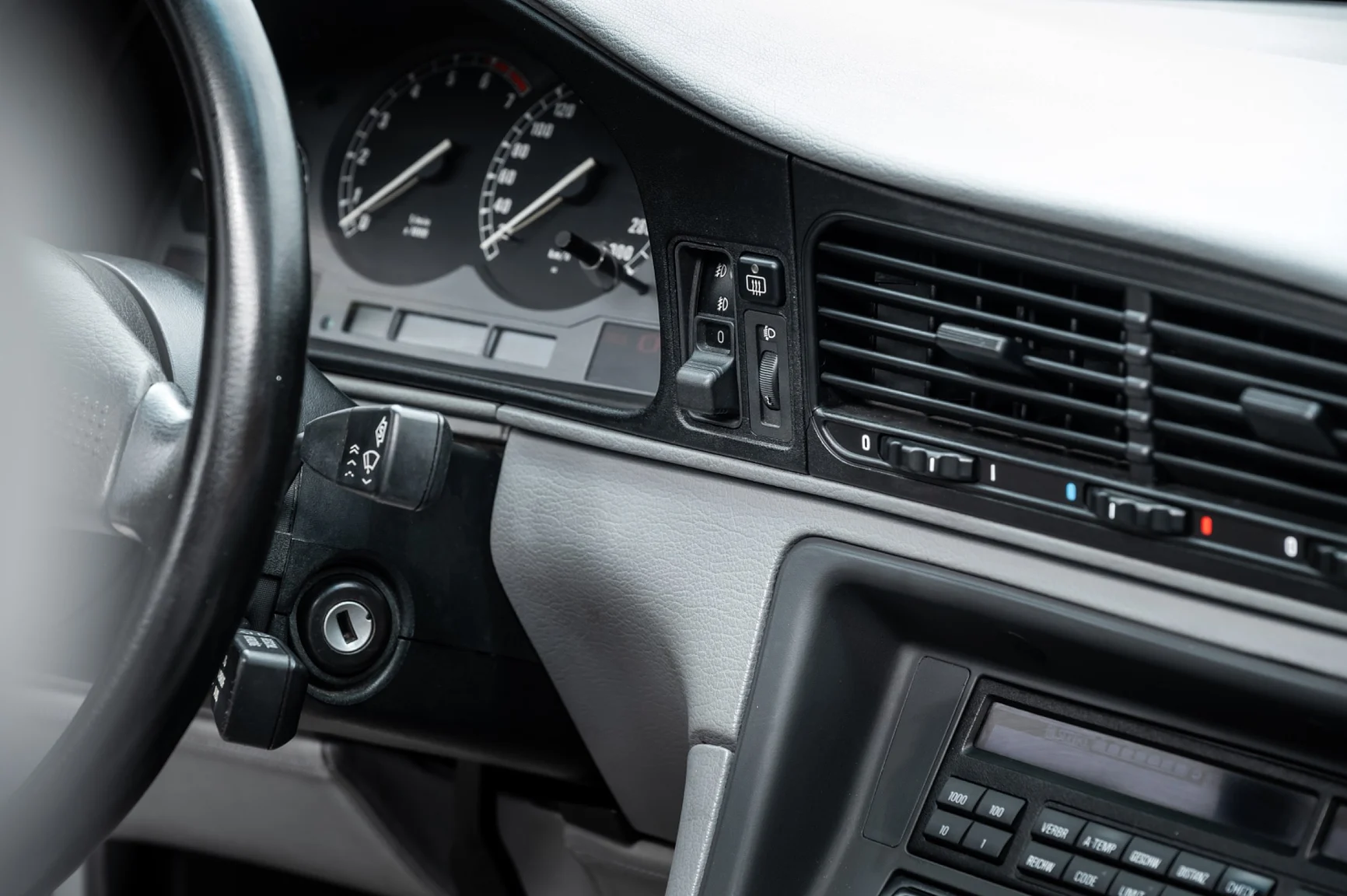 Innenraumfoto von 1991 BMW 850i (14)