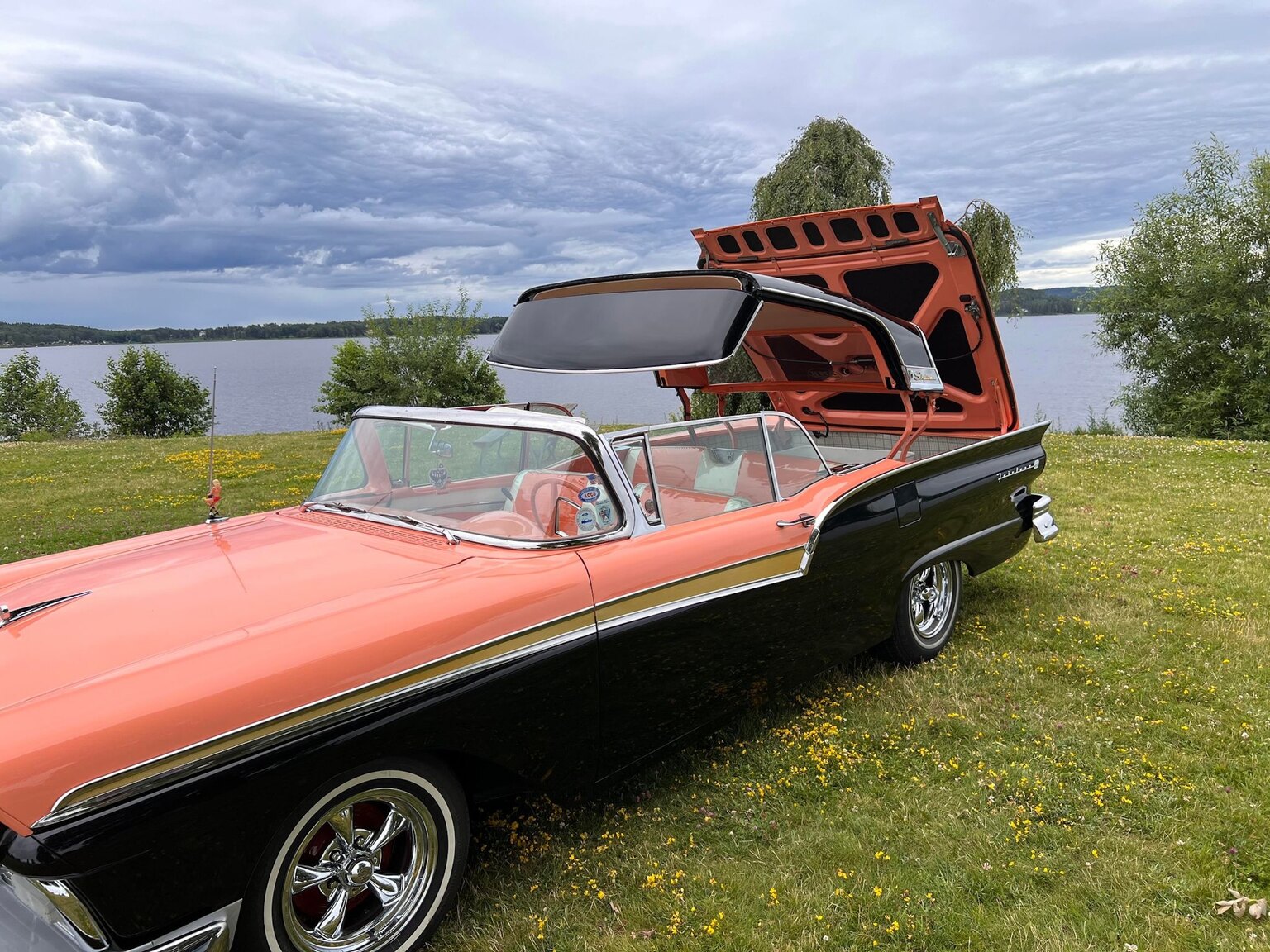Exterior image of 1957 Ford Fairlane 500 Skyliner Retract