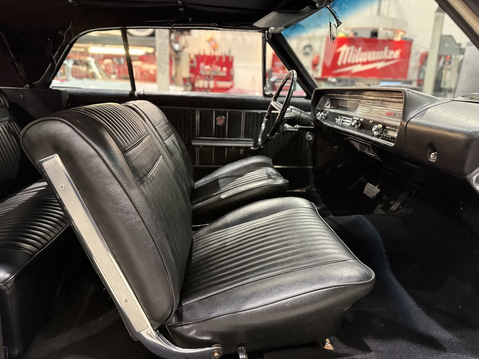 Interior image of 1964 Oldsmobile Cutlass Convertible (26)