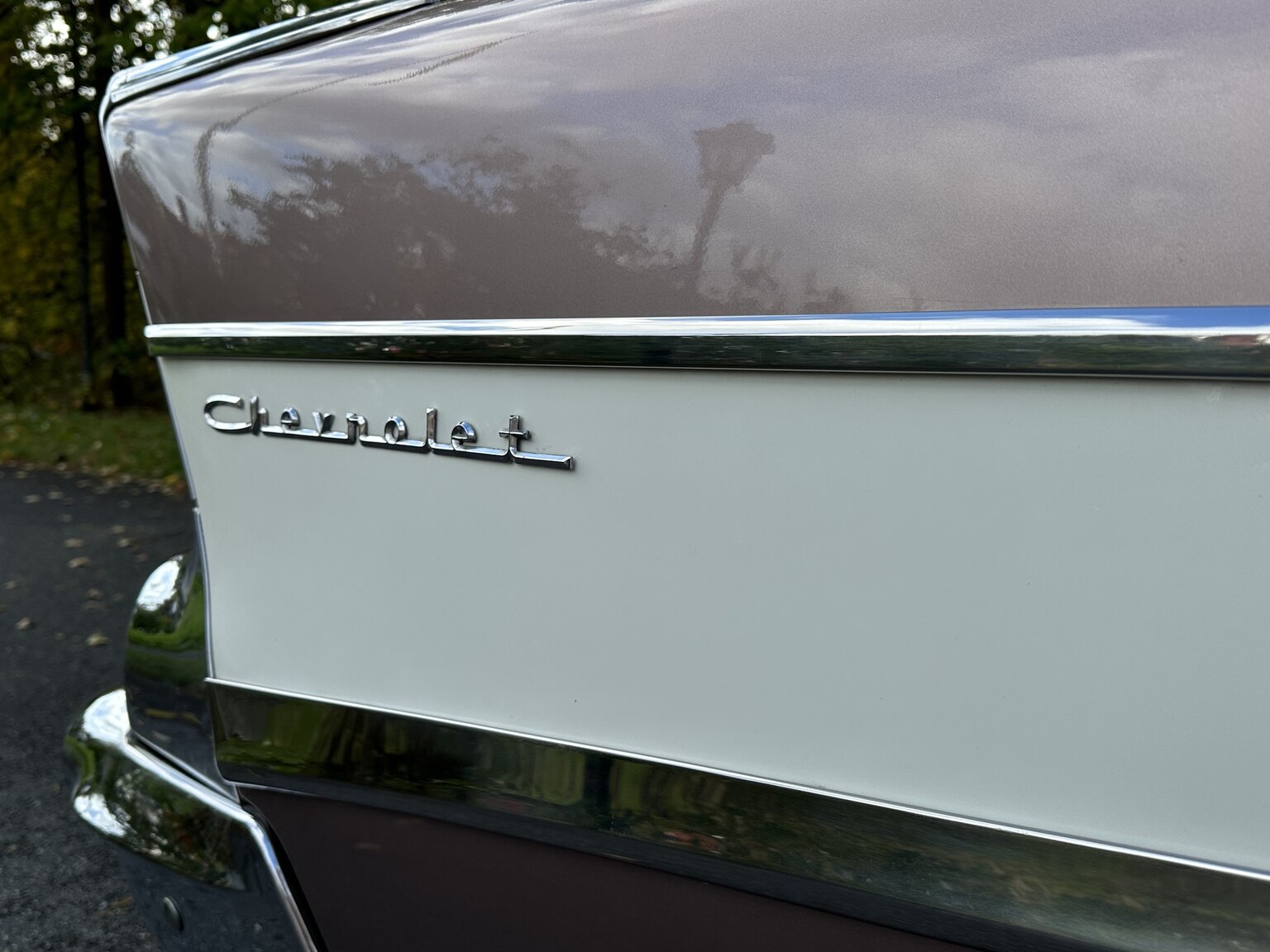 Exteriörbild på 1957 Chevrolet Two-Ten Restomod (56)