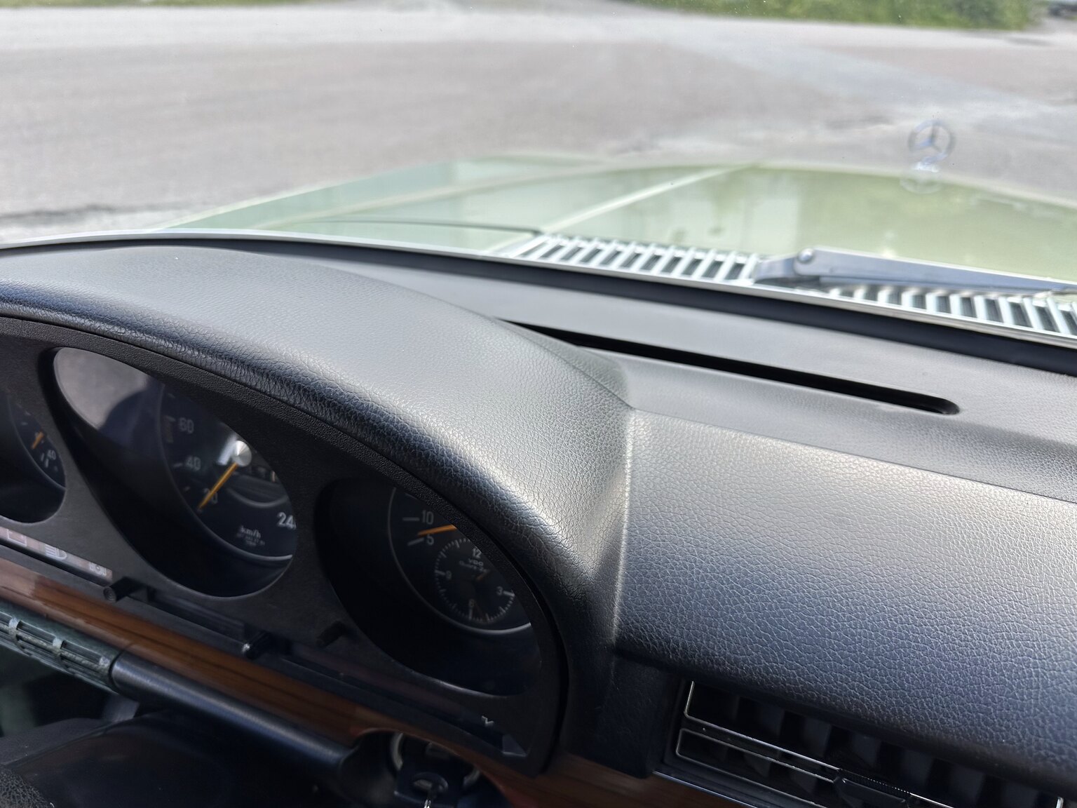 Interior image of 1975 Mercedes Benz 450 SEL (18)