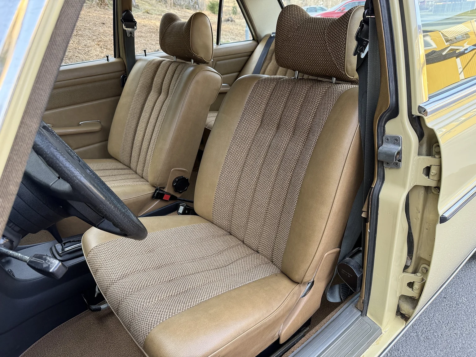 Innenraumfoto von 1974 Mercedes-Benz 230 Automatic (5)