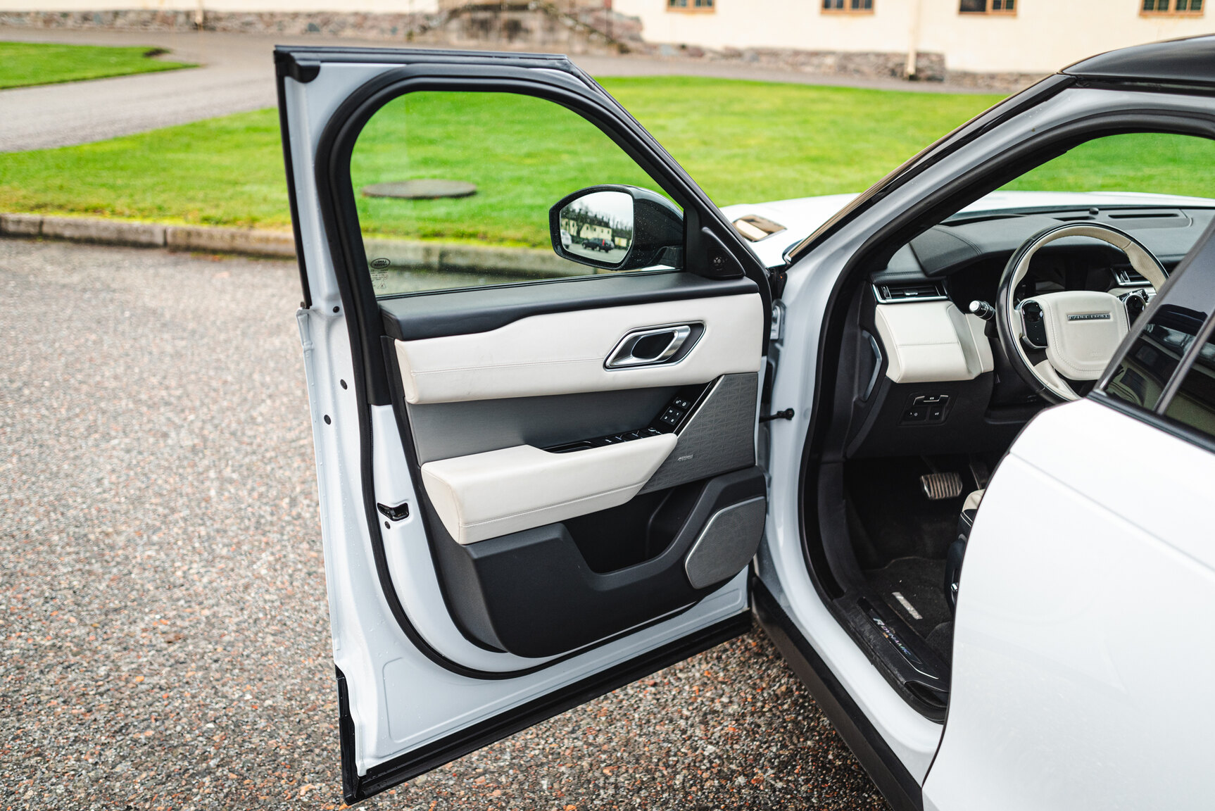 Interior image of 2018 Range Rover Velar D300 AWD HSE
