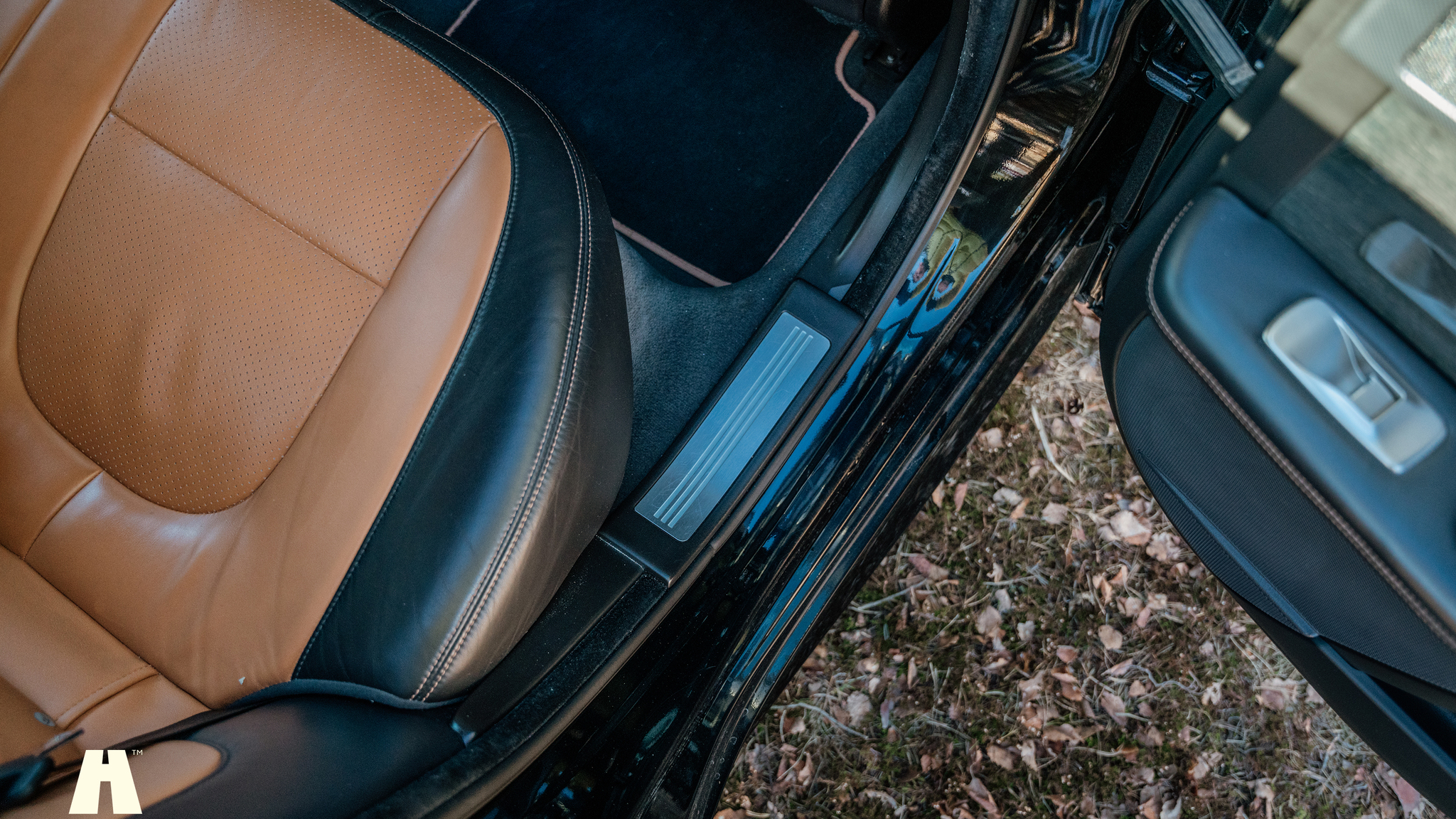 Interior image of 2010 Jaguar XFR (28)