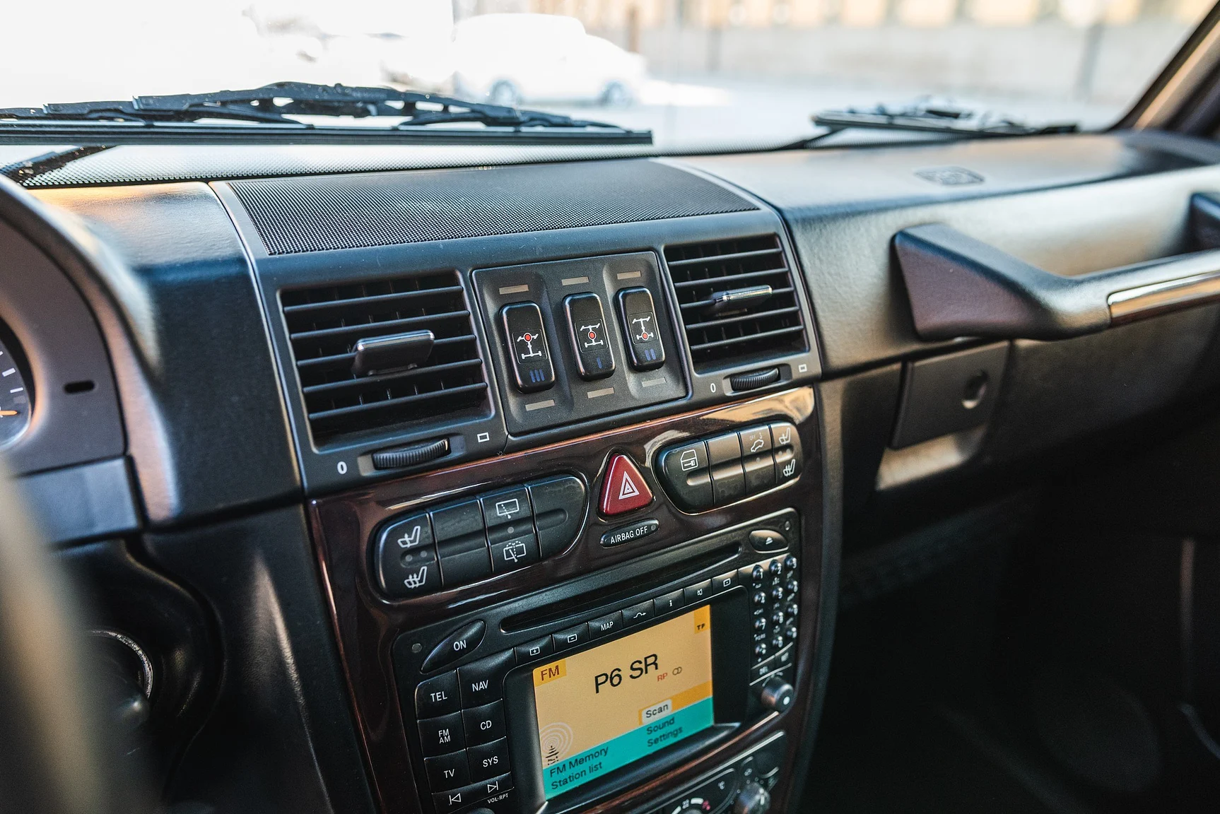 Interior image of 2002 Mercedes-Benz G400  (24)