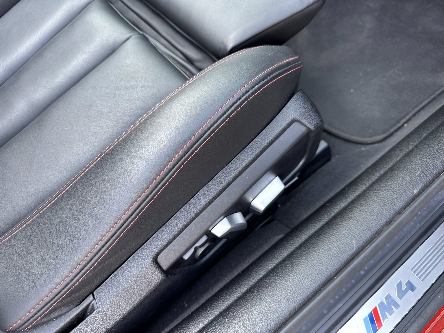 Innenraumfoto von 2018 BMW M4 Competition Convertible F83 Manual