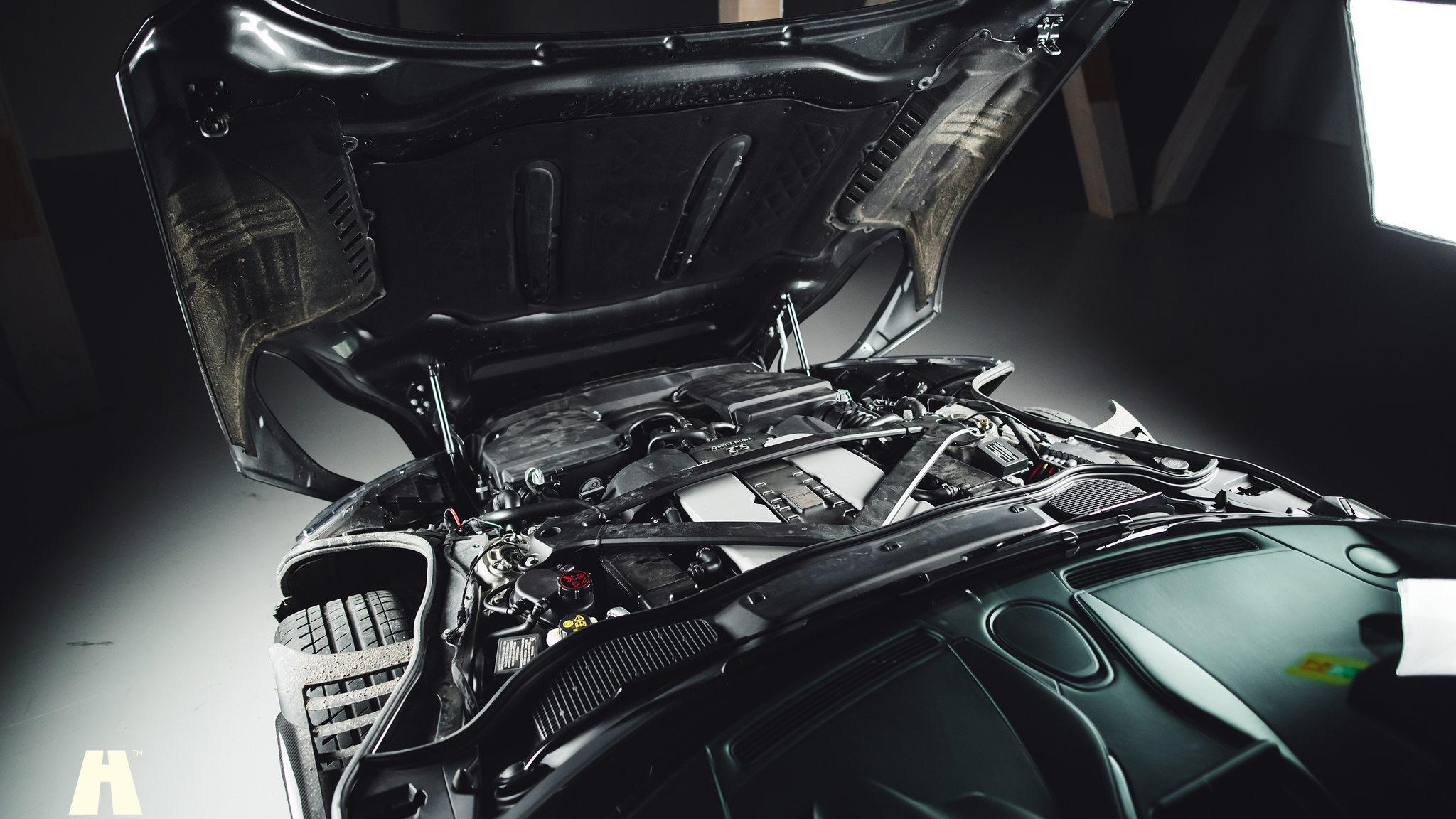 Image of 2019 Aston Martin DB11 AMR mechanics (2)