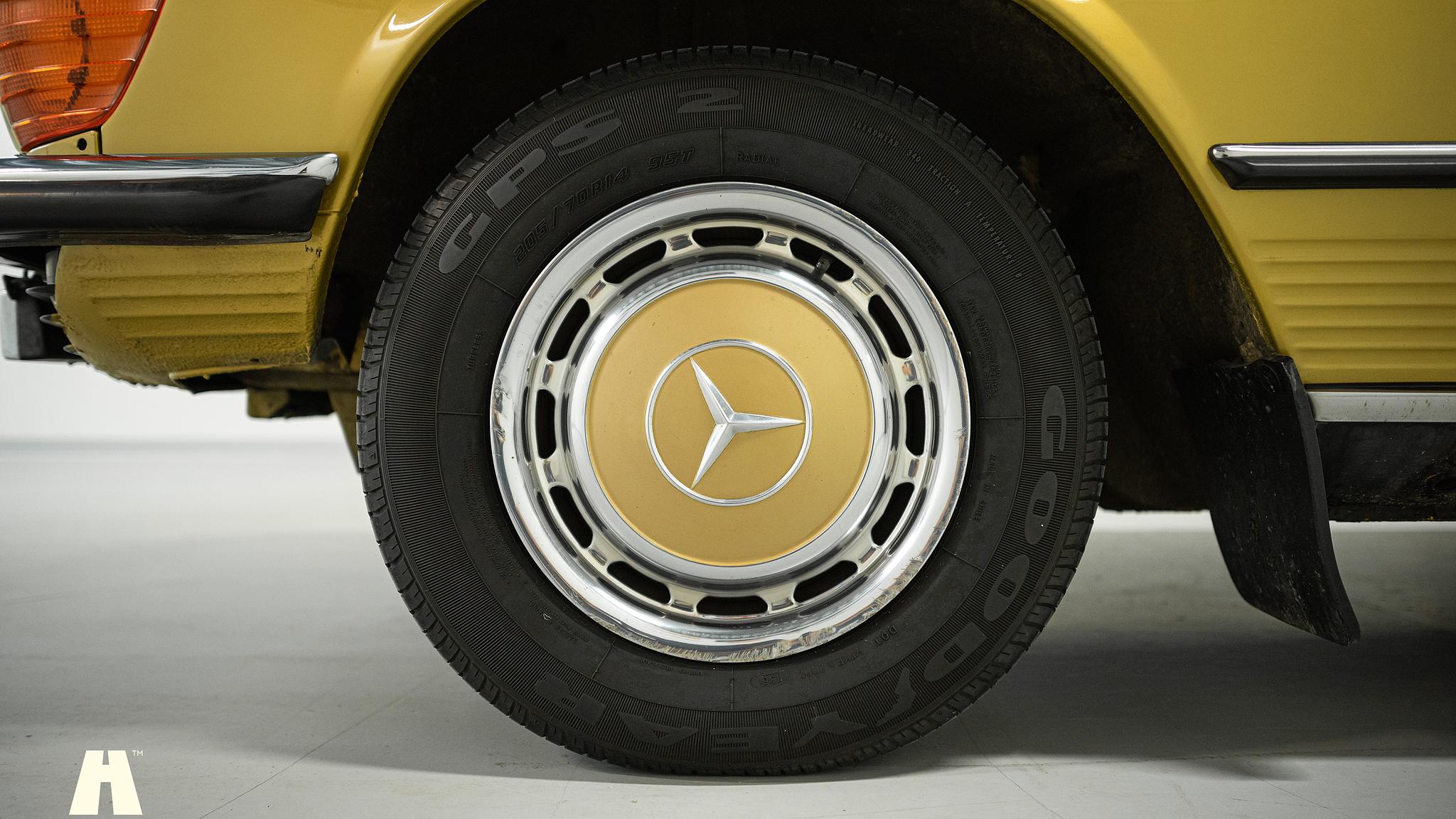 Exteriörbild på 1975 Mercedes SL 350