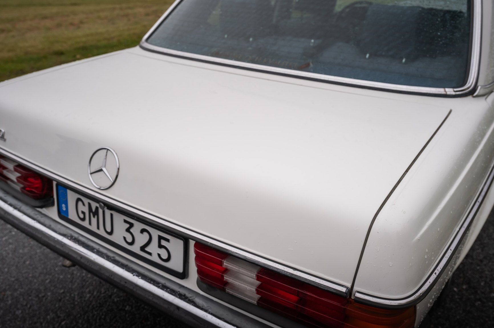 Exterior image of 1985 Mercedes-Benz 200 Automatic