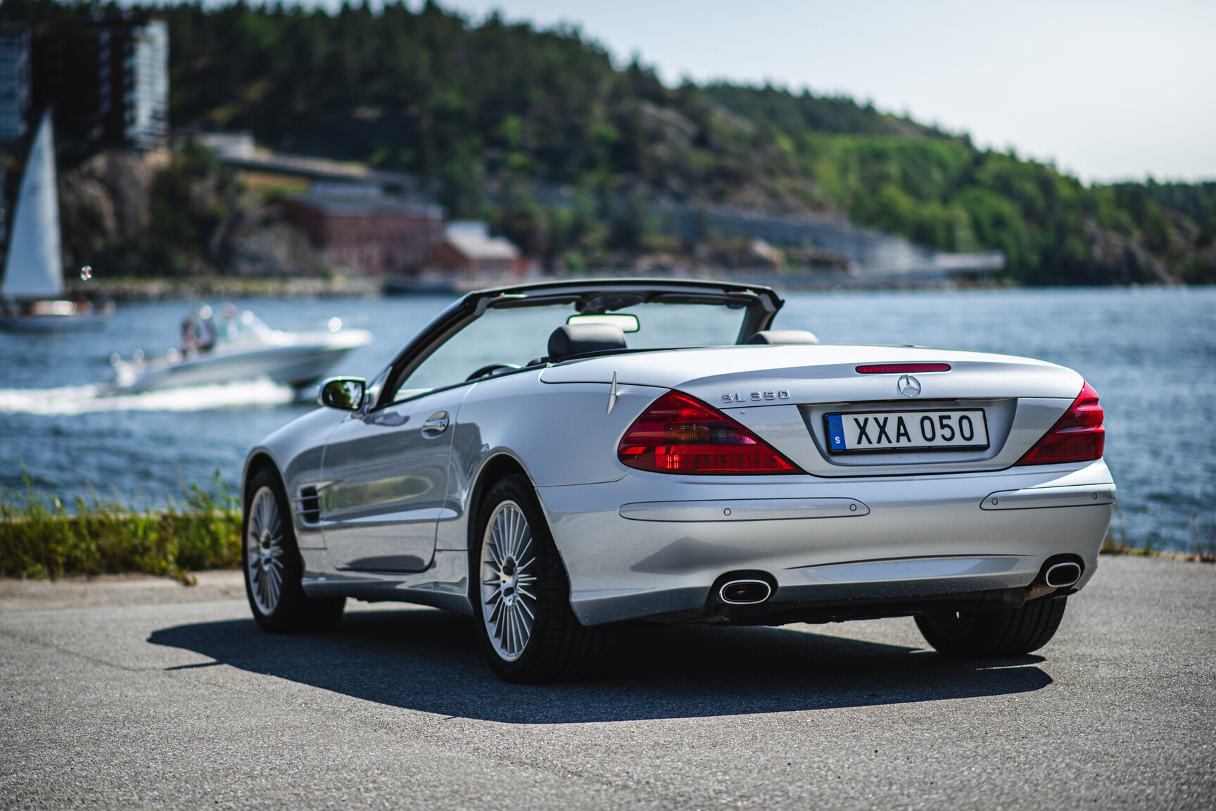 Exterior image of 2006 Mercedes-Benz SL 350