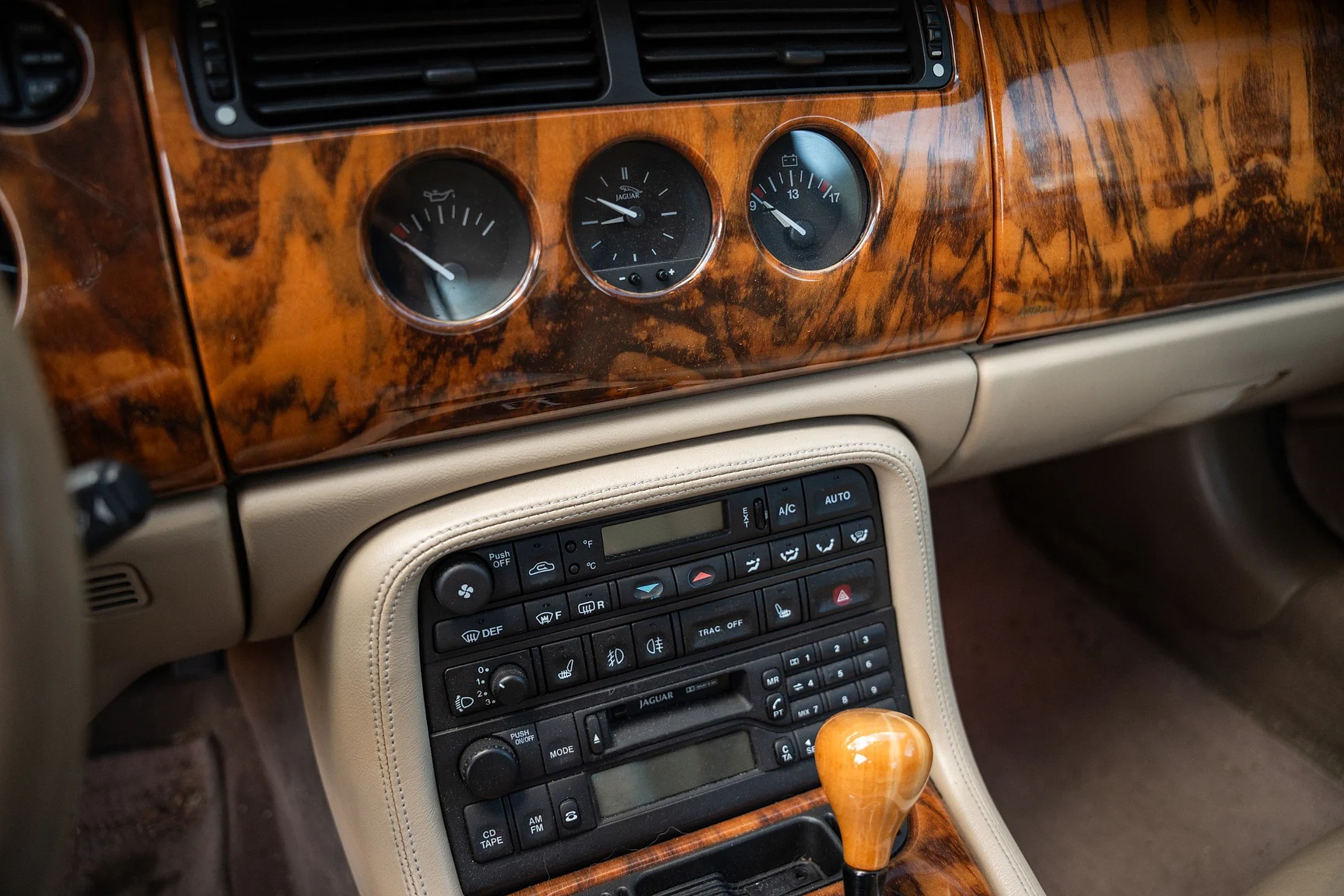 Innenraumfoto von 1999 Jaguar XKR - NO RESERVE (32)