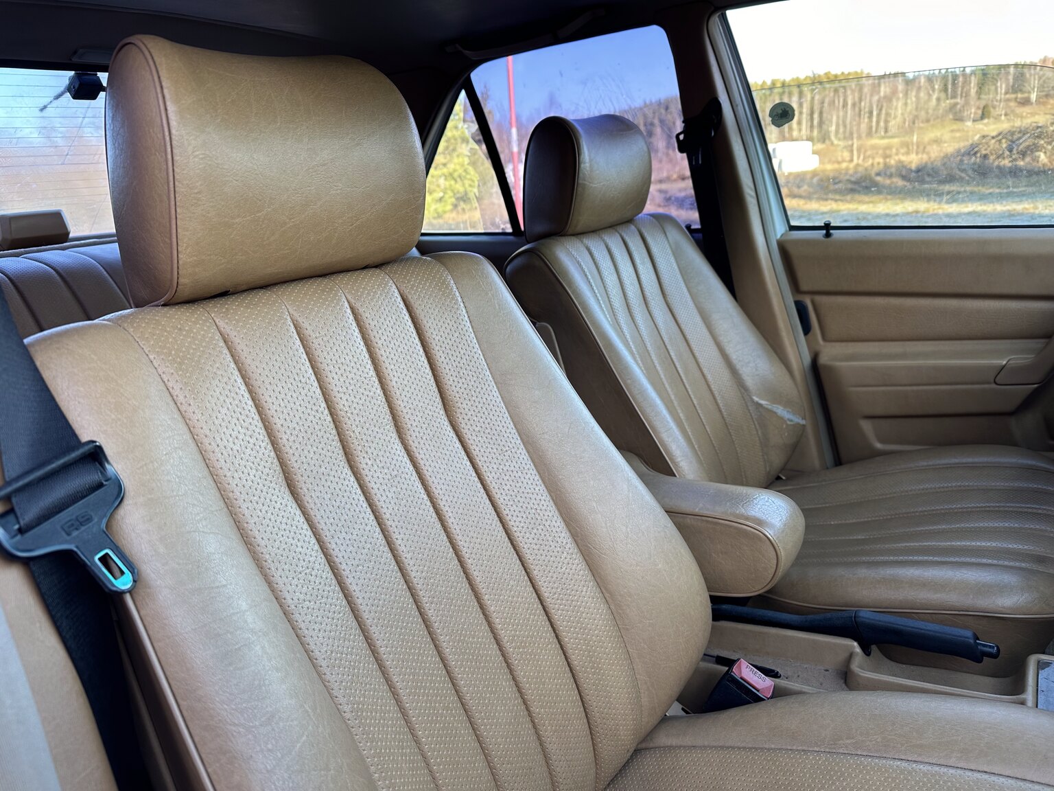 Innenraumfoto von 1988 Mercedes-Benz 190 E 2.3 (33)