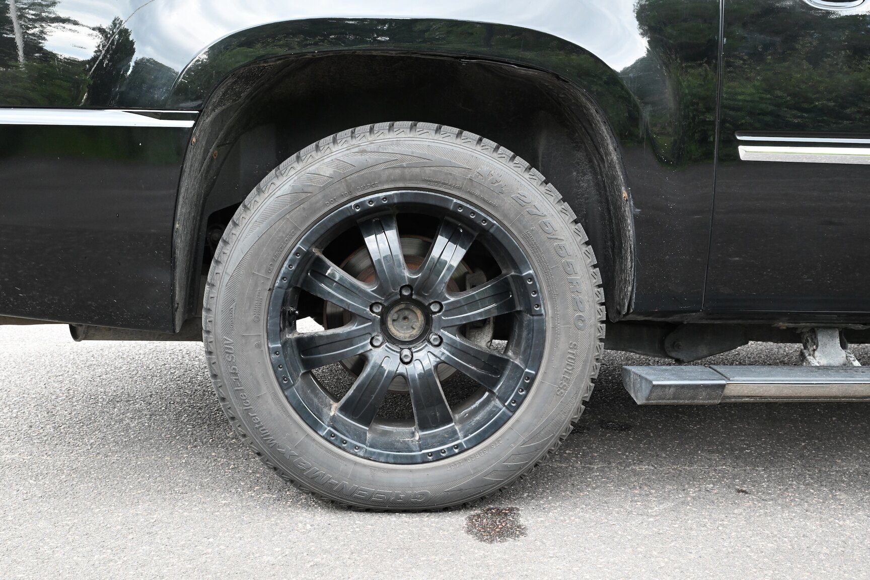 Exterior image of 2010 Cadillac Escalade ESV 6.2 Flexfuel