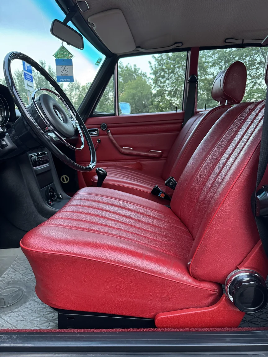 Interior image of 1972 Mercedes-Benz 200 (9)