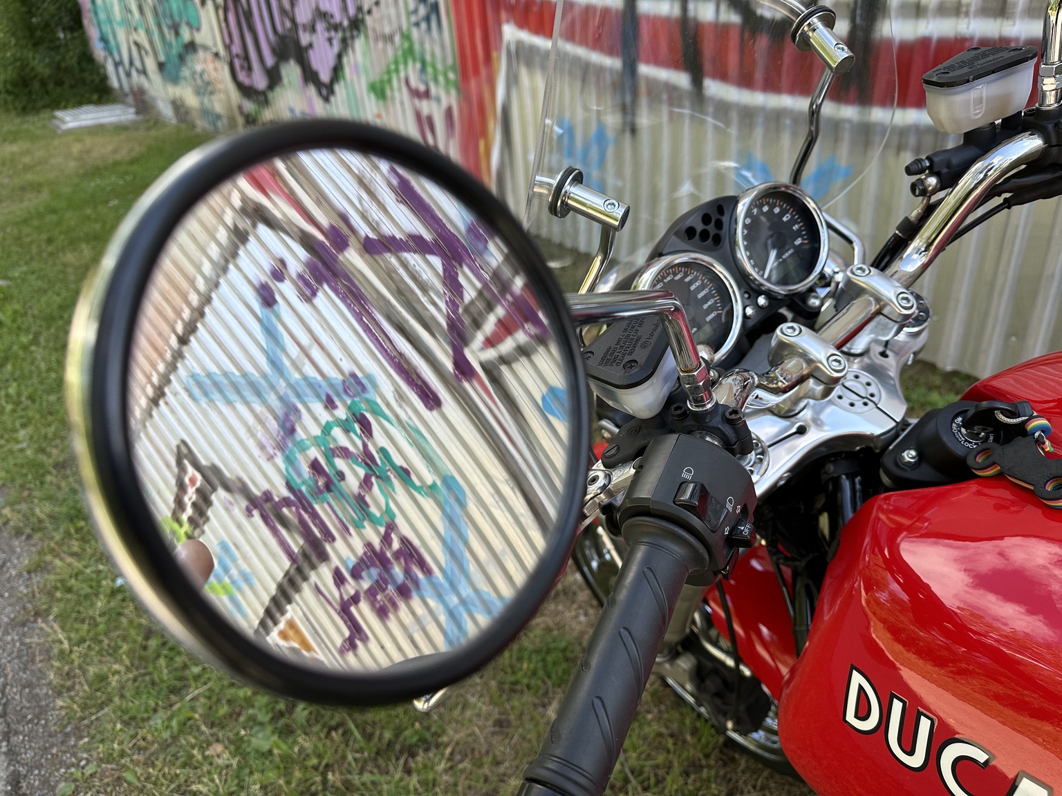 Exterior image of 2006 Ducati 1000 GT (25)