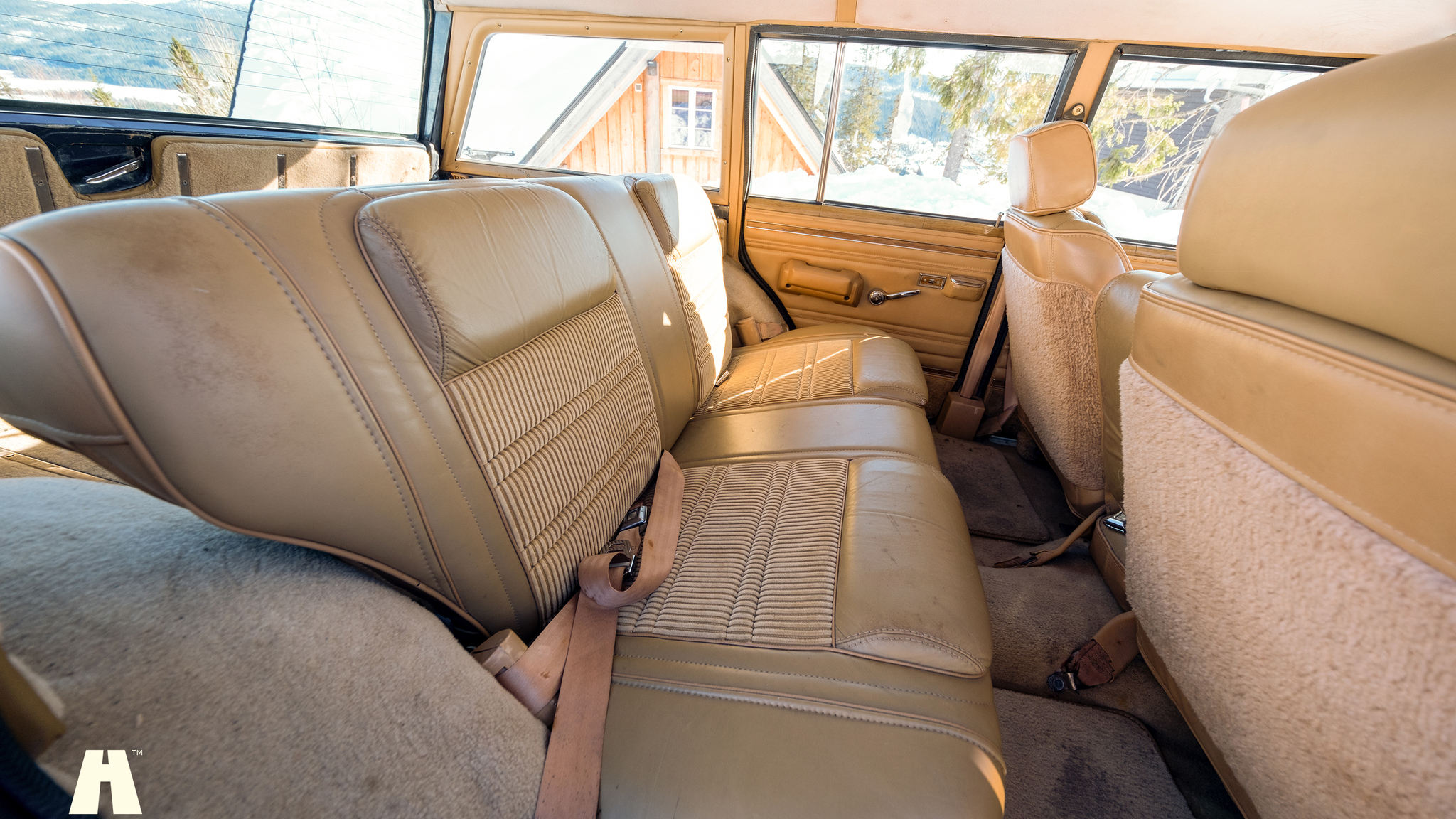 Interior image of 1988 Jeep Grand Wagoneer 5.9