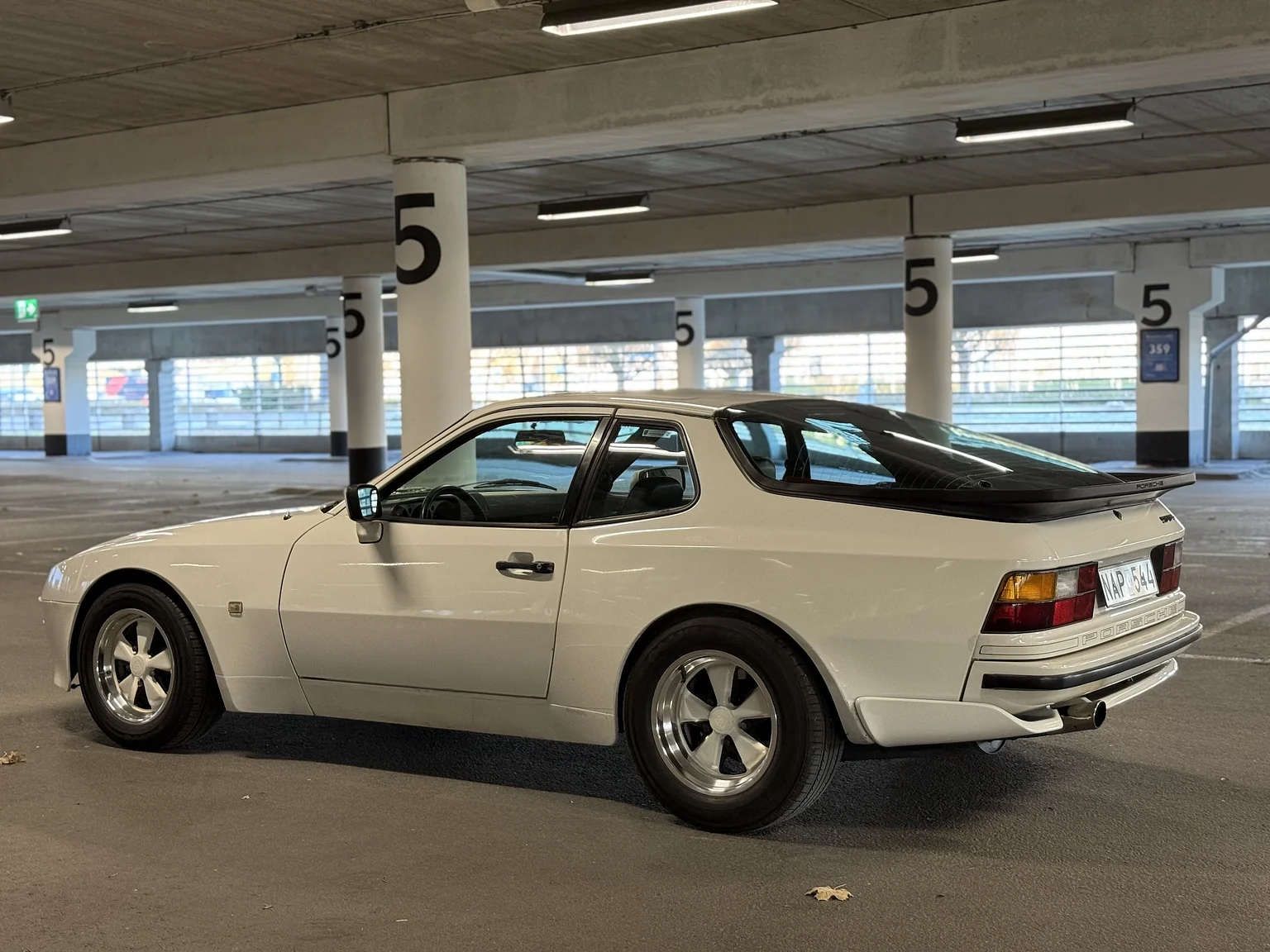 Exteriörbild på 1984 PORSCHE 944 Targa (12)