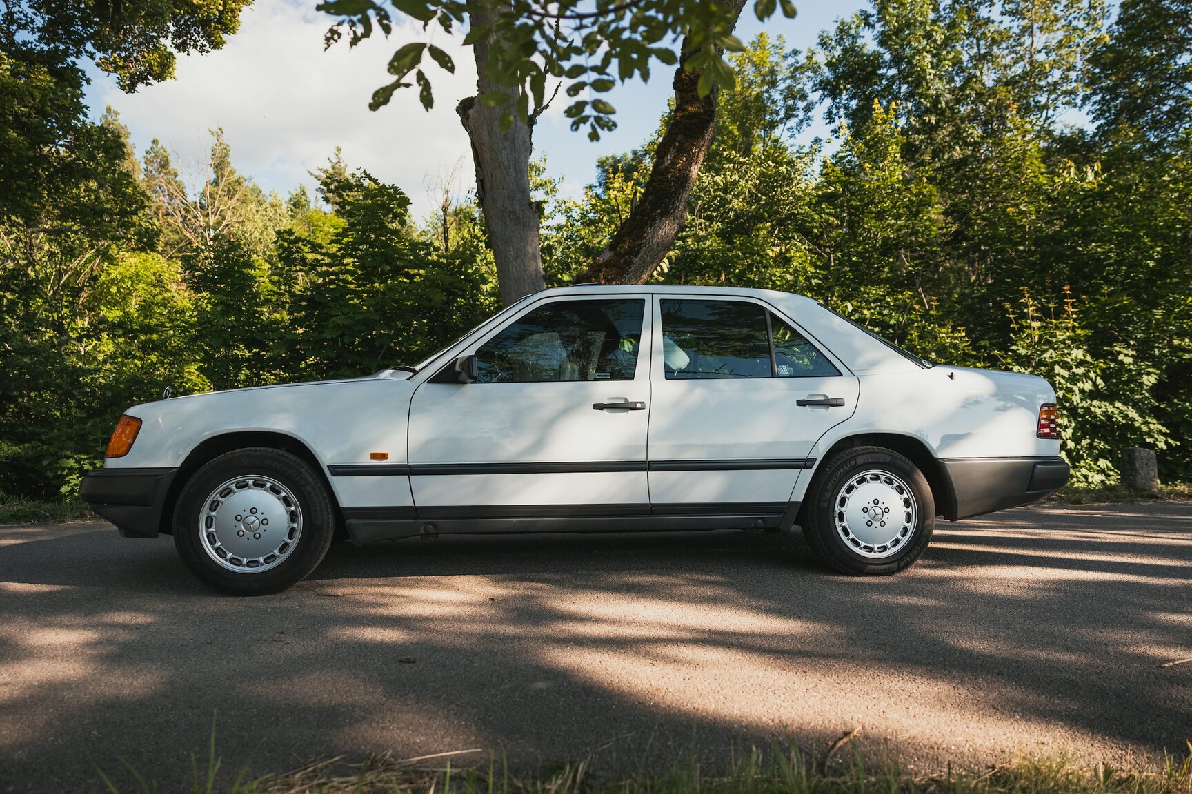 Exteriörbild på 1987 Mercedes-Benz 230E