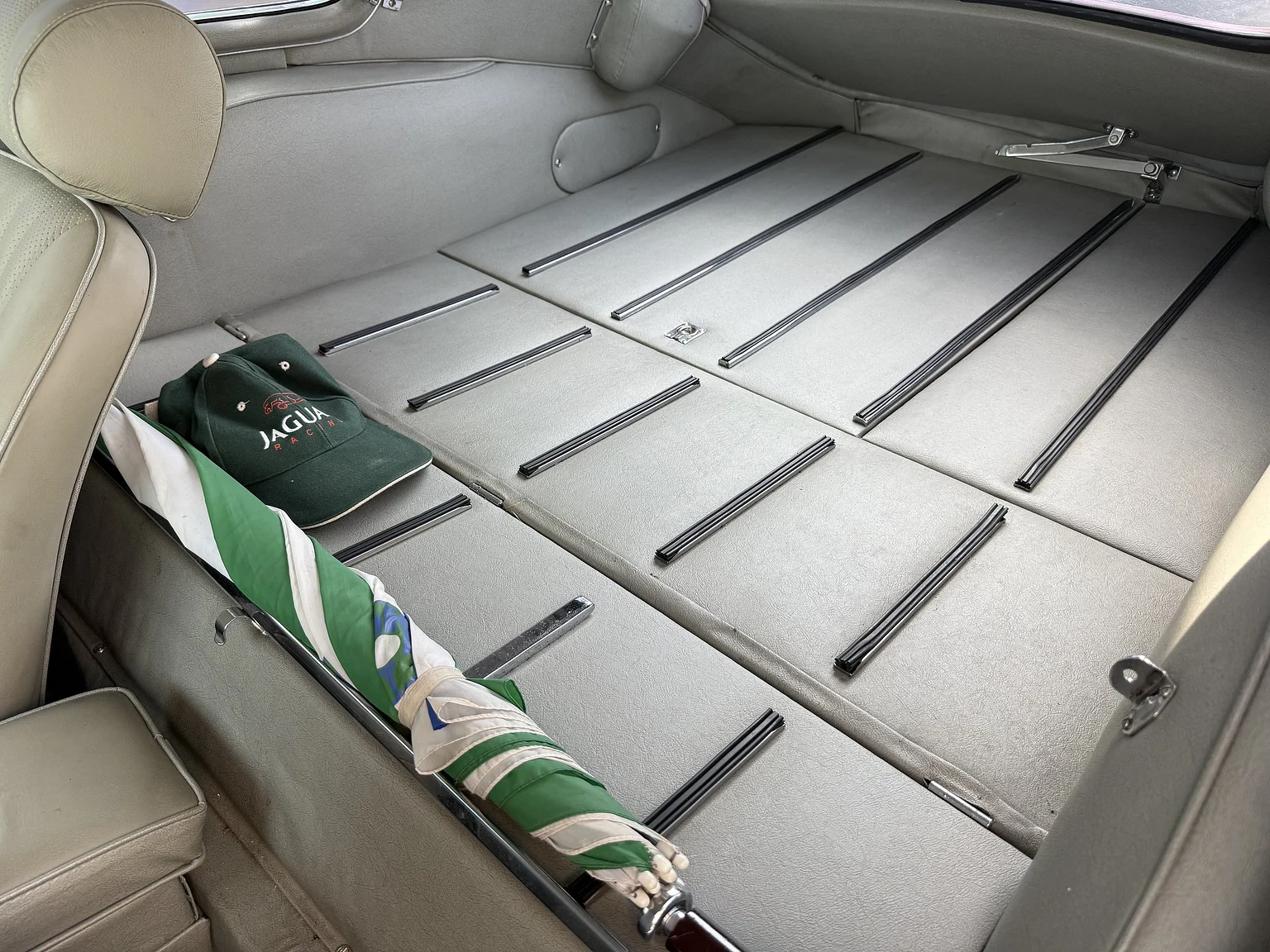 Interior image of 1969 Jaguar E-Type 4.2 Coupe (24)