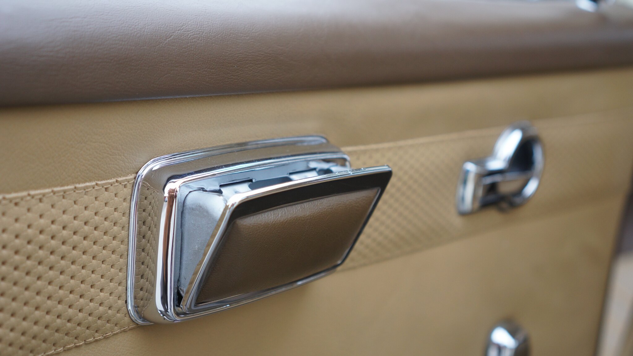 Interior image of 1966 Mercedes-Benz 230 S