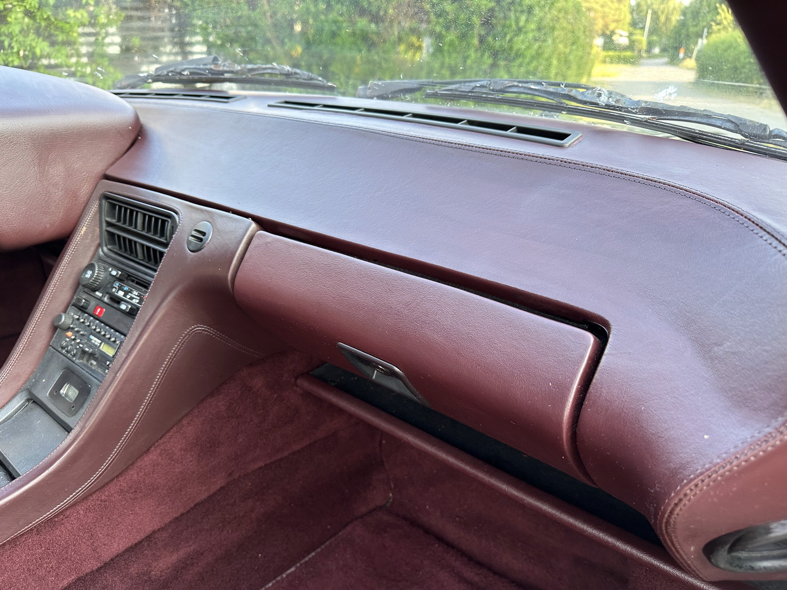Interior image of 1985 Porsche 928 (33)