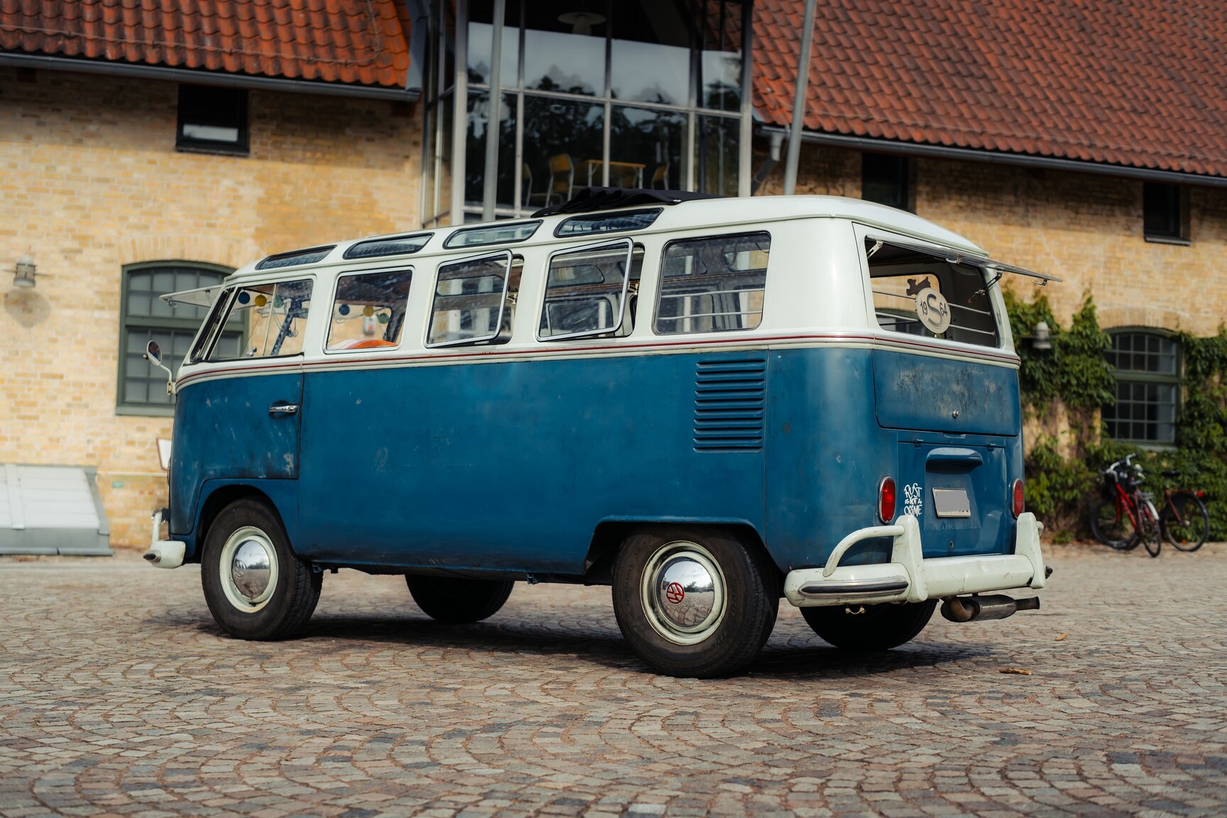 Aussenfoto 1964 Volkswagen Kleinbus Transporter 1500 Deluxe “21-fönsters Samba”