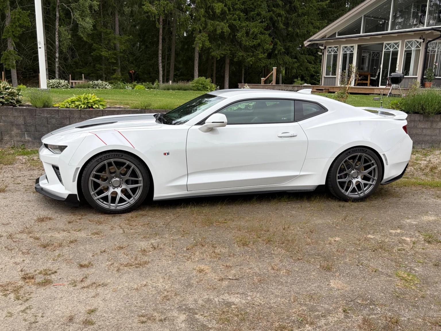 Exteriörbild på 2017 Chevrolet Camaro SS (67)