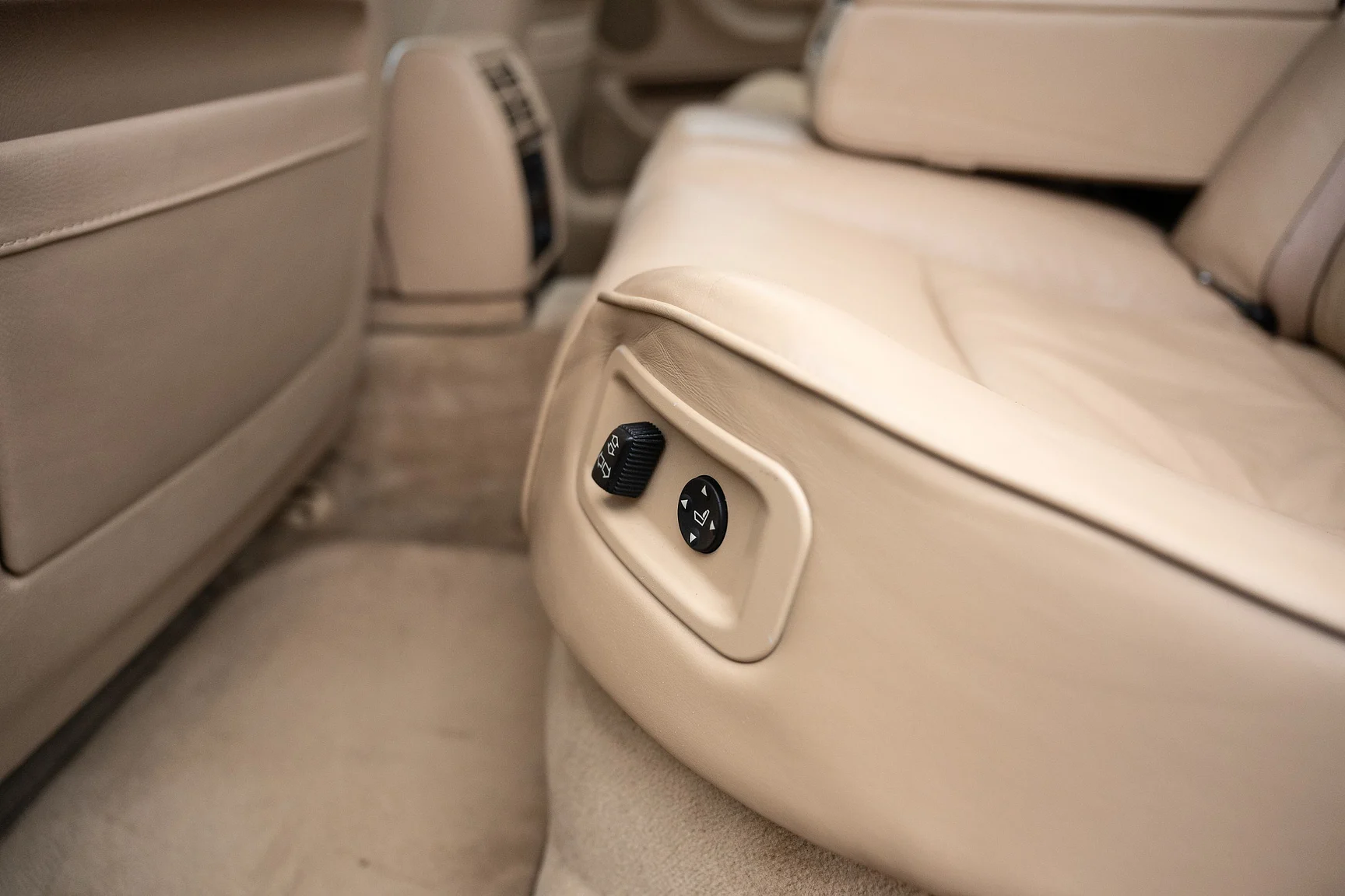 Interior image of 1996 BMW 740 iA - NO RESERVE (25)